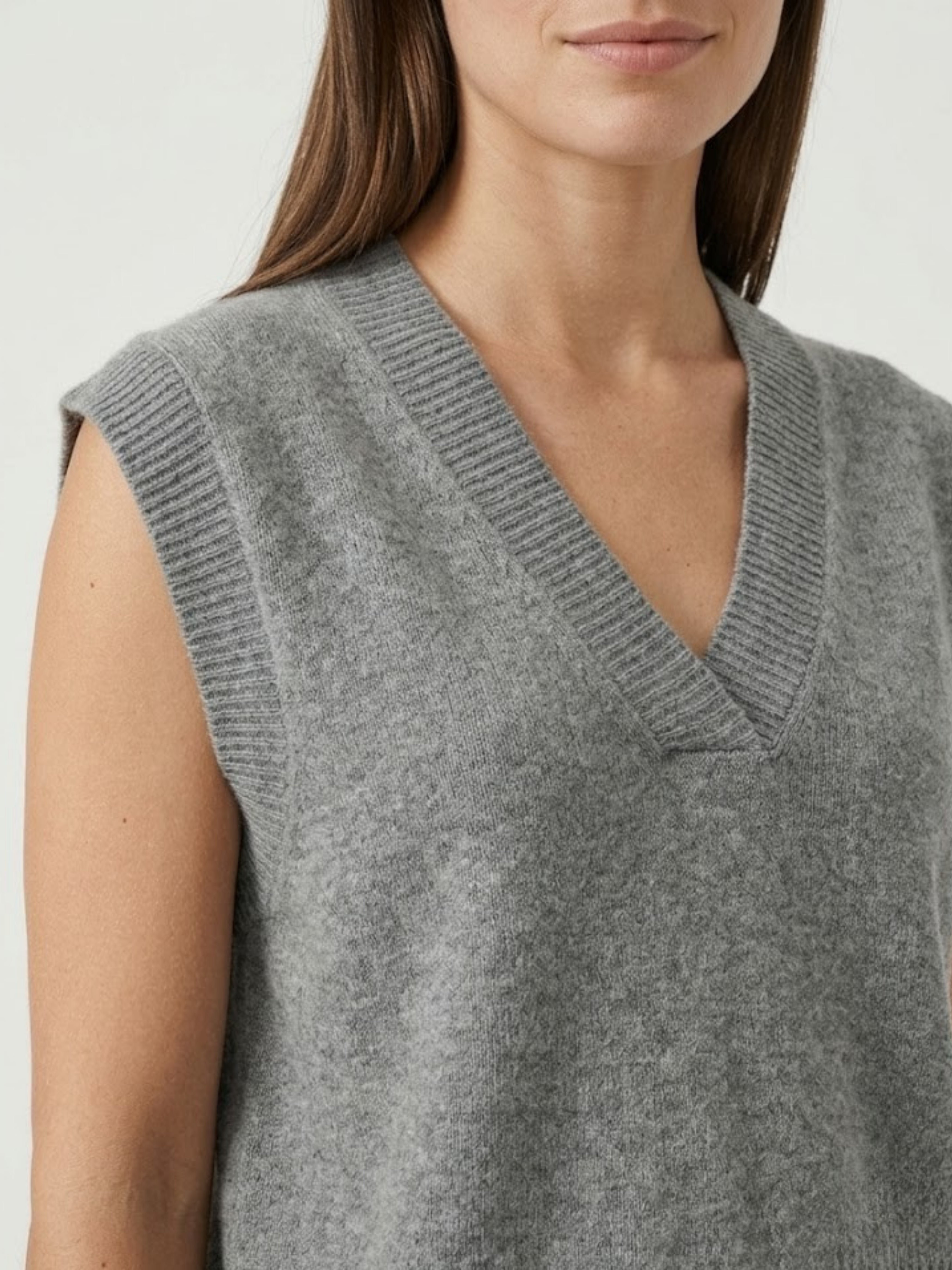 Dettaglio gilet over color carbone con scollo a V taglio asimmetrico