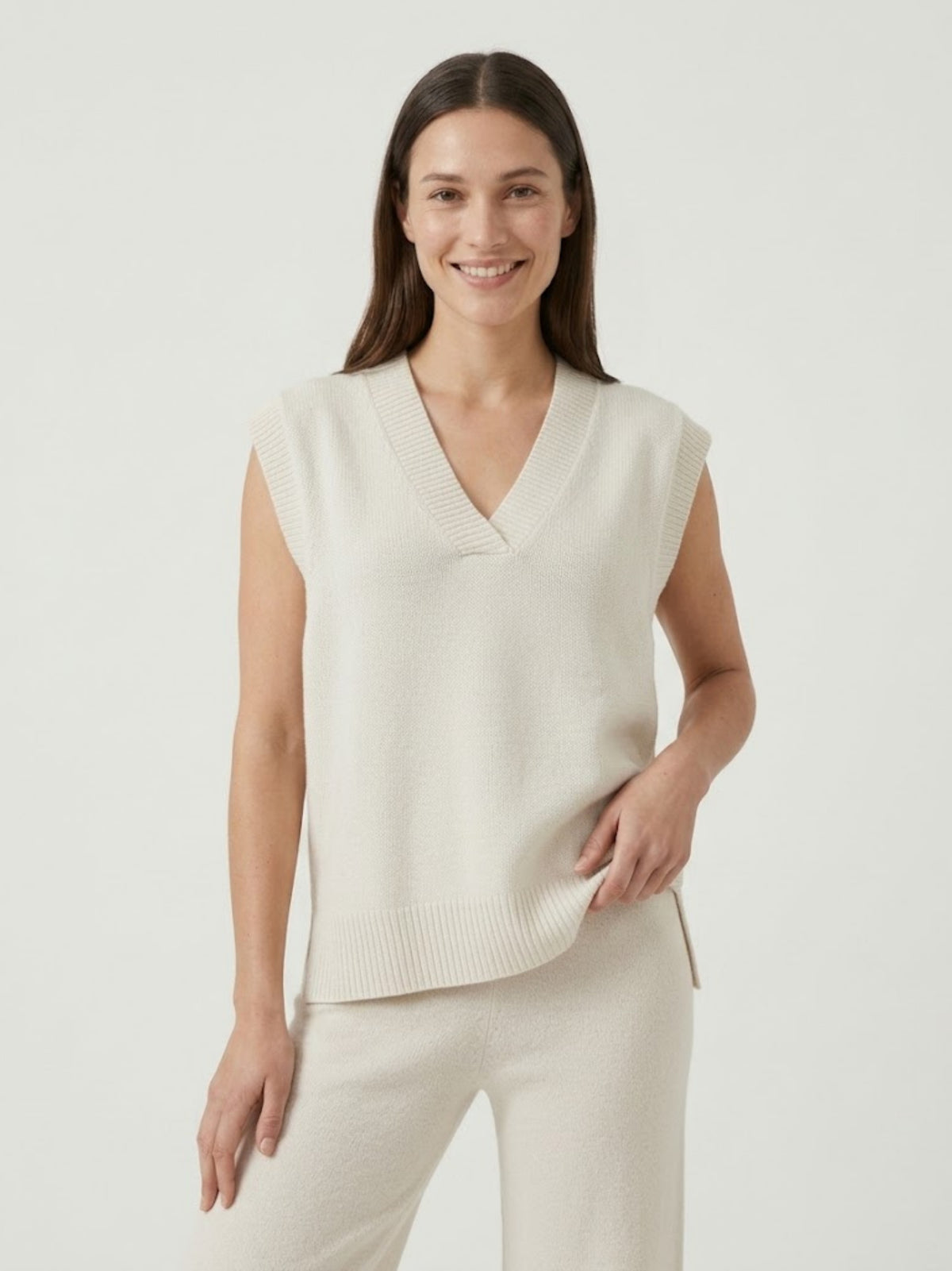 Modella indossa gilet over color panna con scollo a V taglio asimmetrico SABRI - BiMOR