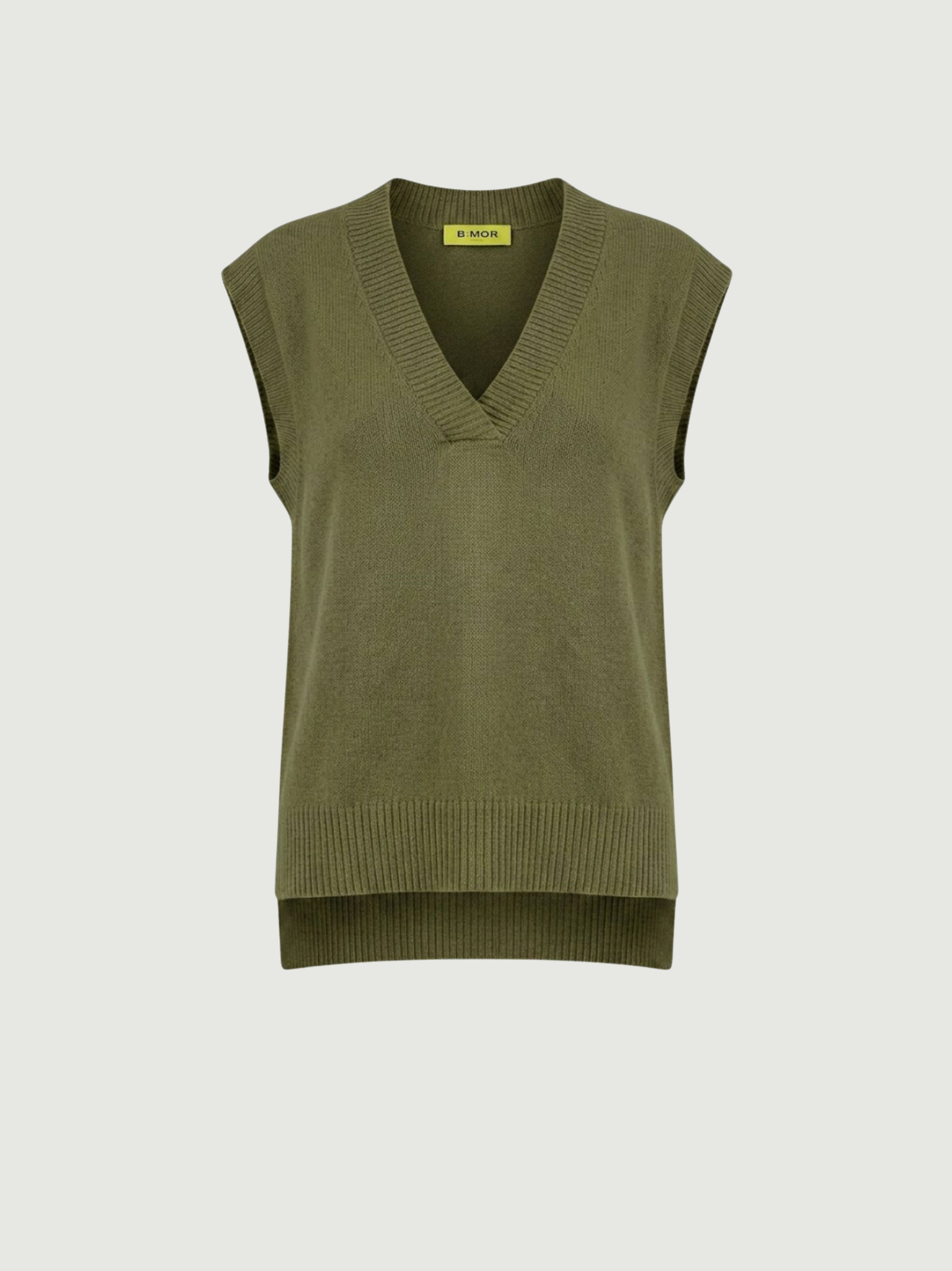 Vista frontale gilet over color oliva con scollo a V taglio asimmetrico