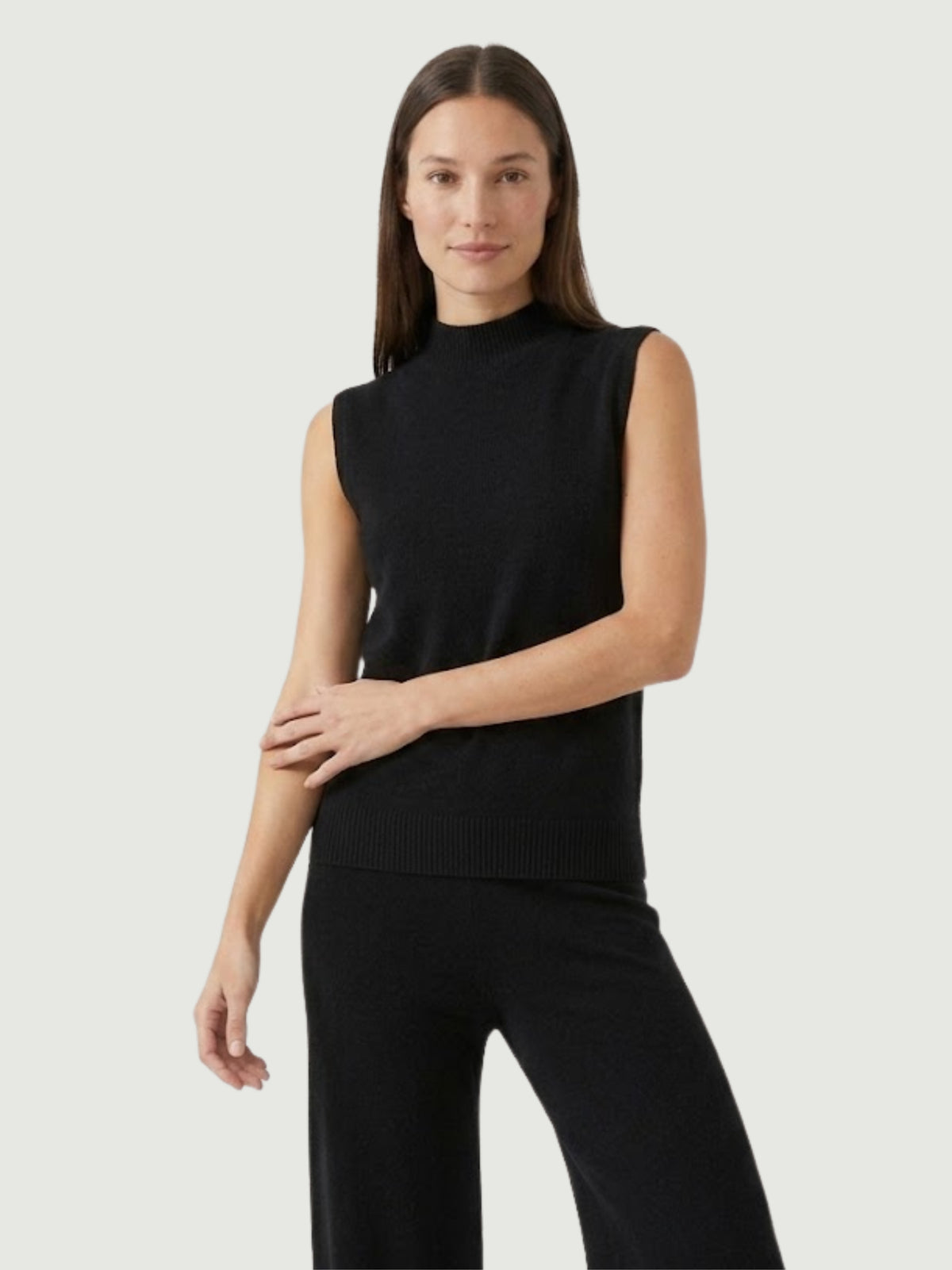 Modella indossa gilet smanicato con collo a lupetto nero ELI - BiMOR