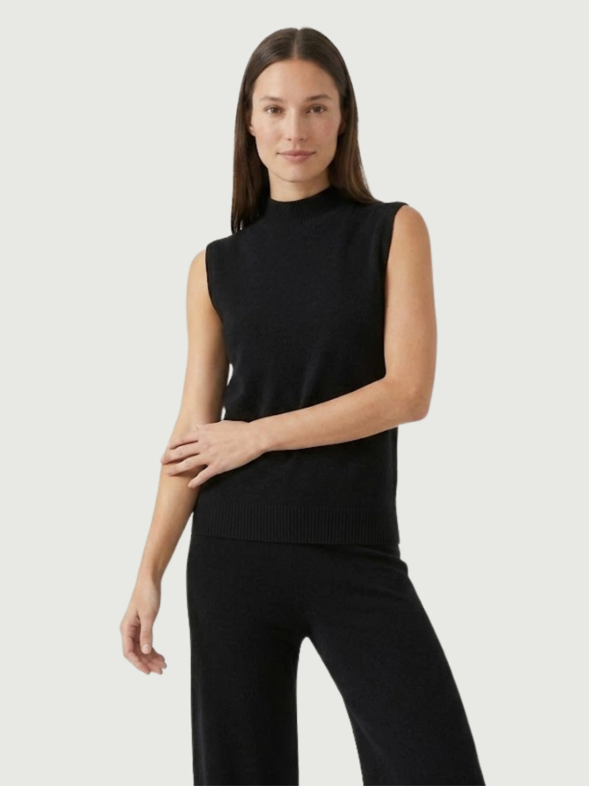 Modella indossa gilet smanicato con collo a lupetto nero ELI - BiMOR
