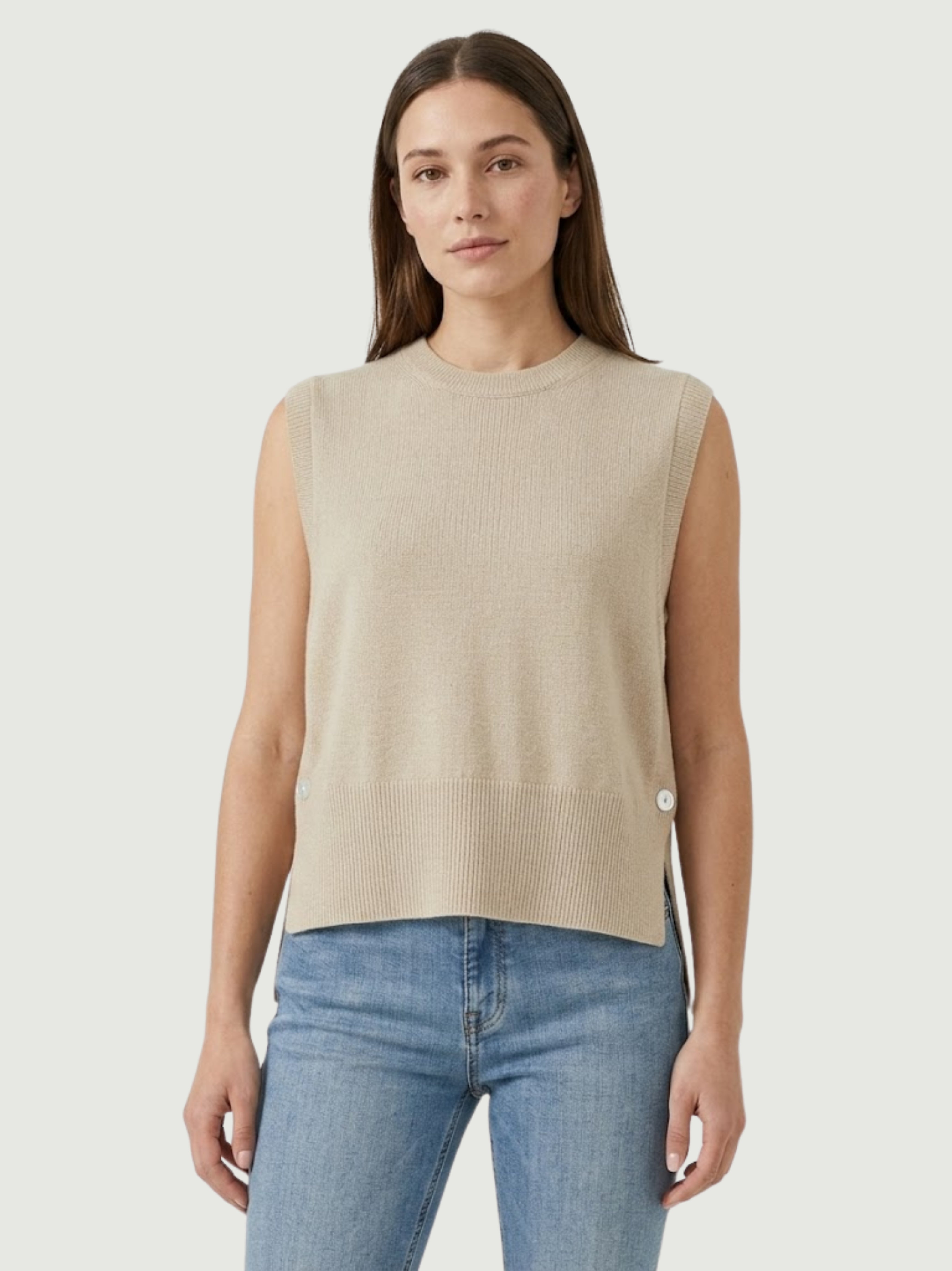 Modella indossa gilet smanicato con collo a lupetto beige ELI - BiMOR