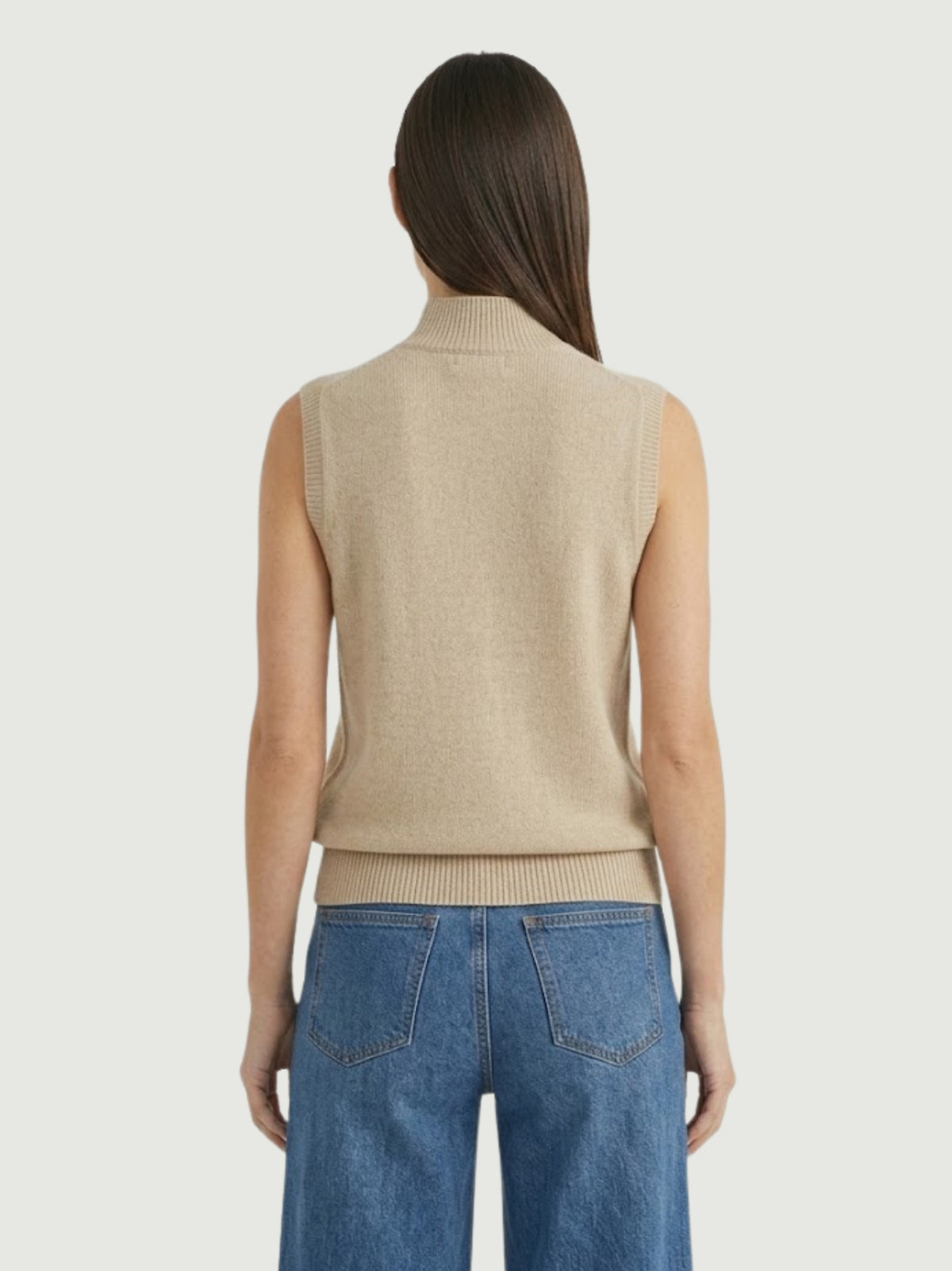 Vista posteriore modella indossa gilet smanicato con collo a lupetto beige
