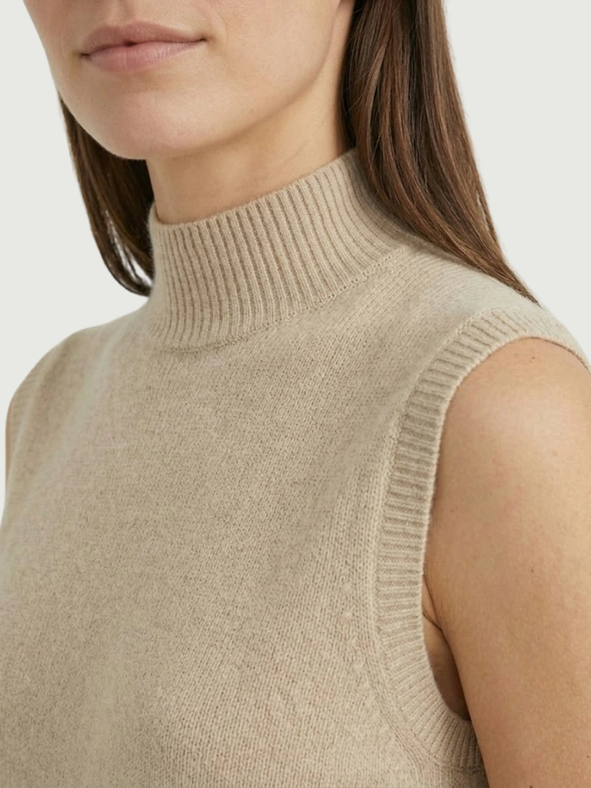 Dettaglio gilet smanicato con collo a lupetto beige