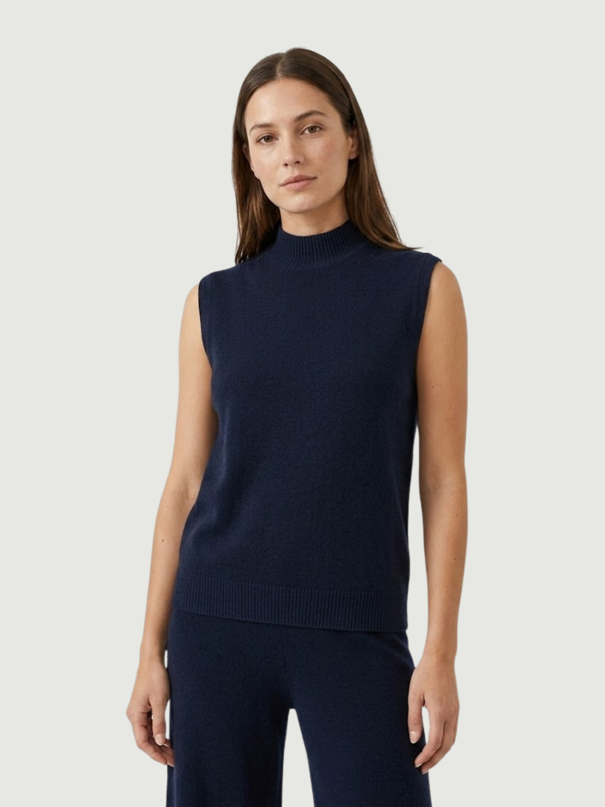 Modella indossa gilet smanicato con collo a lupetto blu scuro ELI - BiMOR