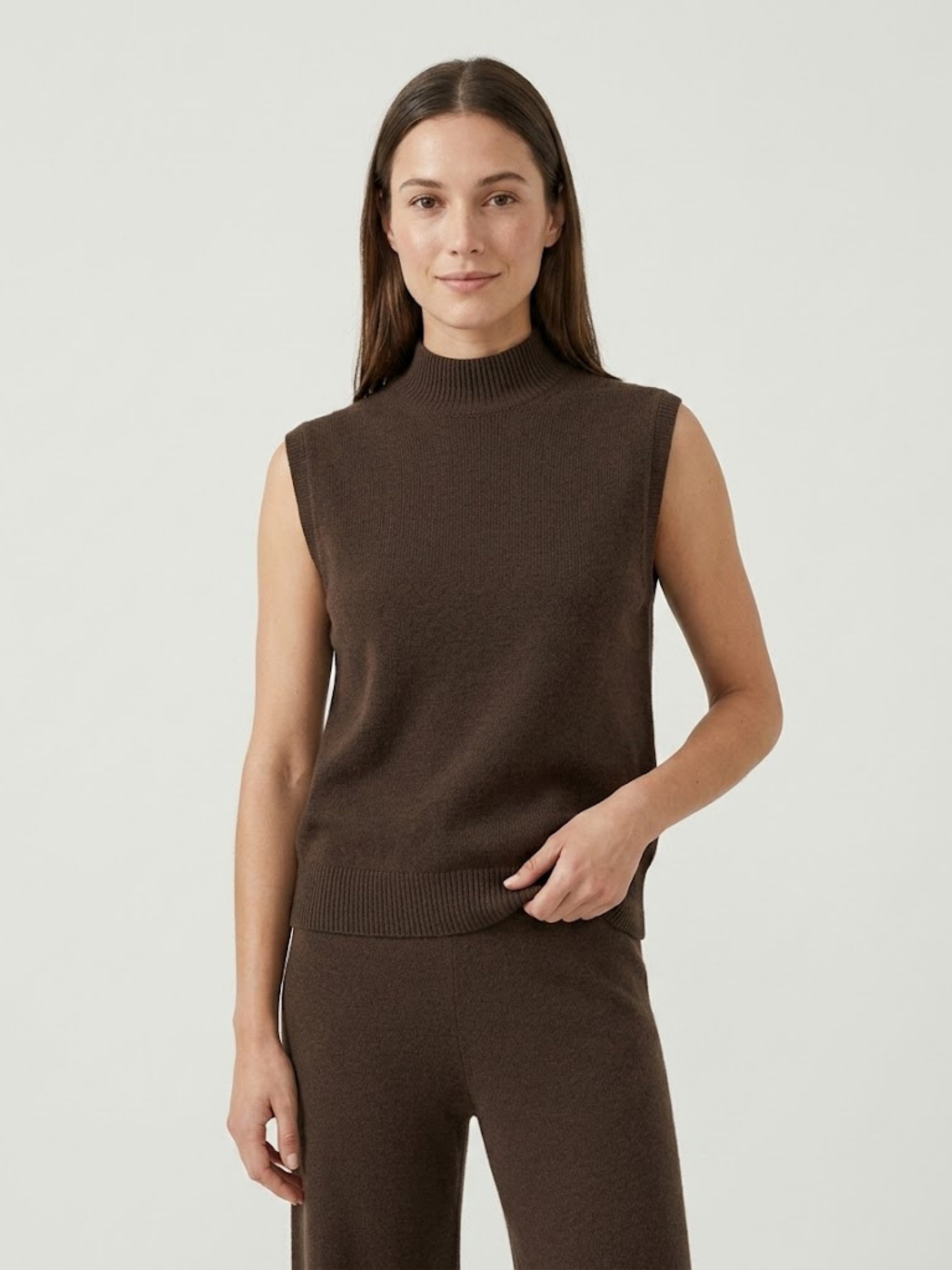 Modella indossa gilet smanicato con collo a lupetto marrone ELI - BiMOR
