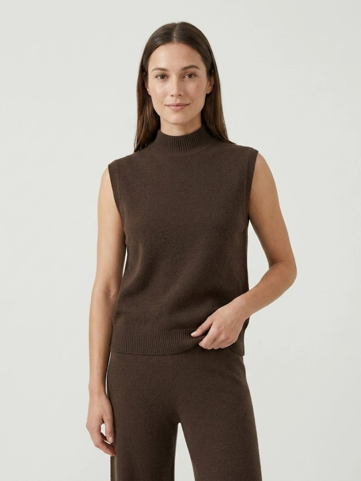 Modella indossa gilet smanicato con collo a lupetto marrone ELI - BiMOR