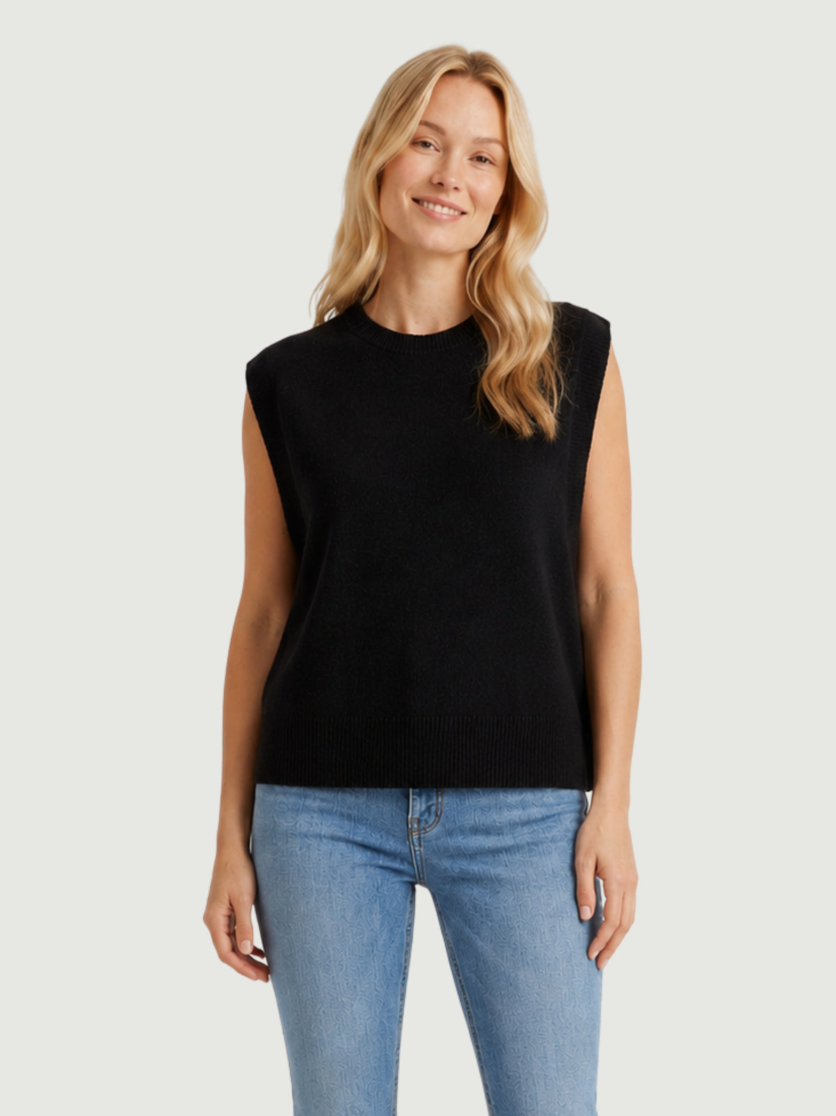 Modella indossa gilet smanicato nero con aperture laterali chiuse da bottoni in madreperla BEA - BiMOR
