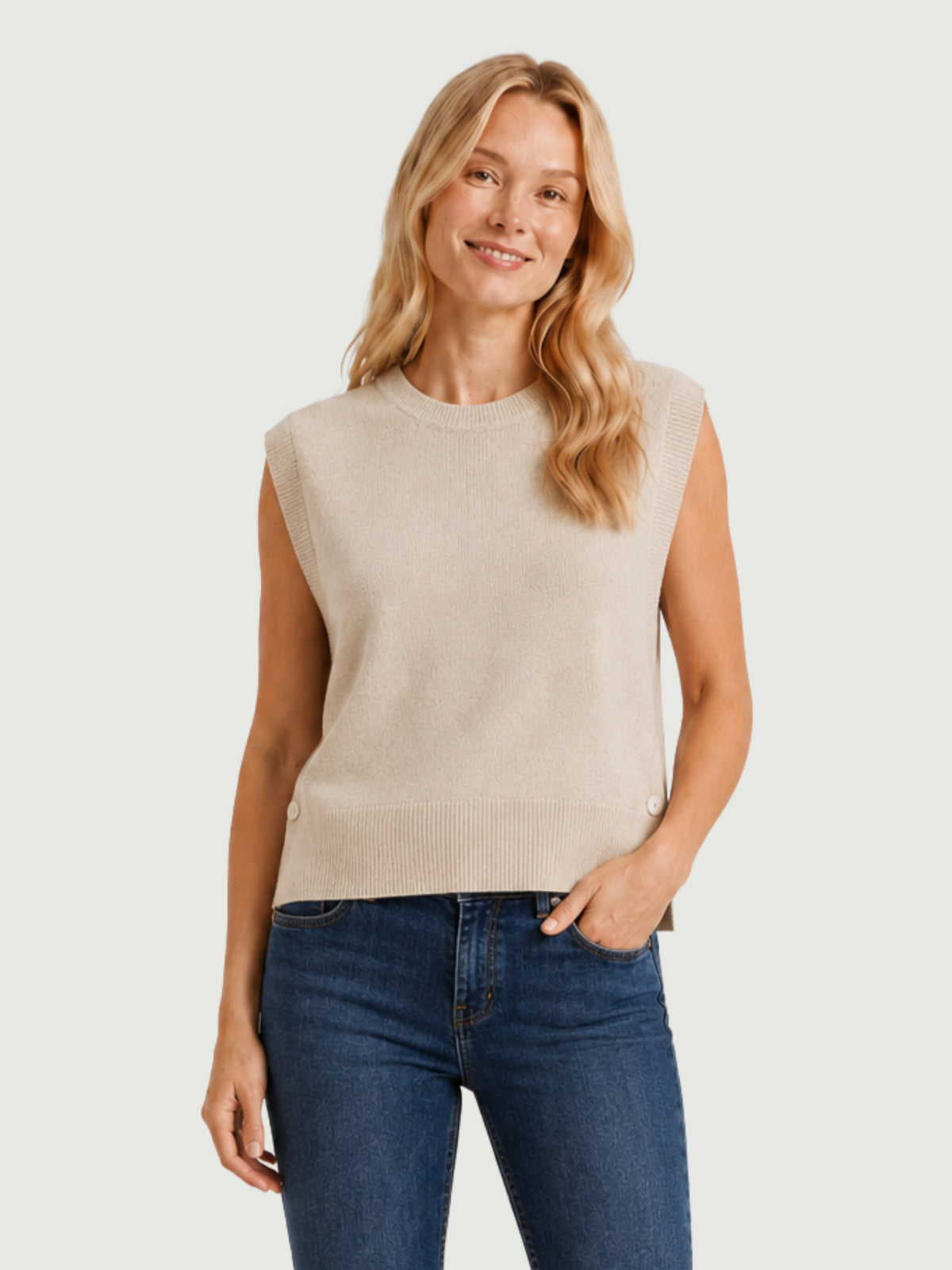 Modella indossa gilet smanicato color panna con aperture laterali chiuse da bottoni in madreperla BEA - BiMOR