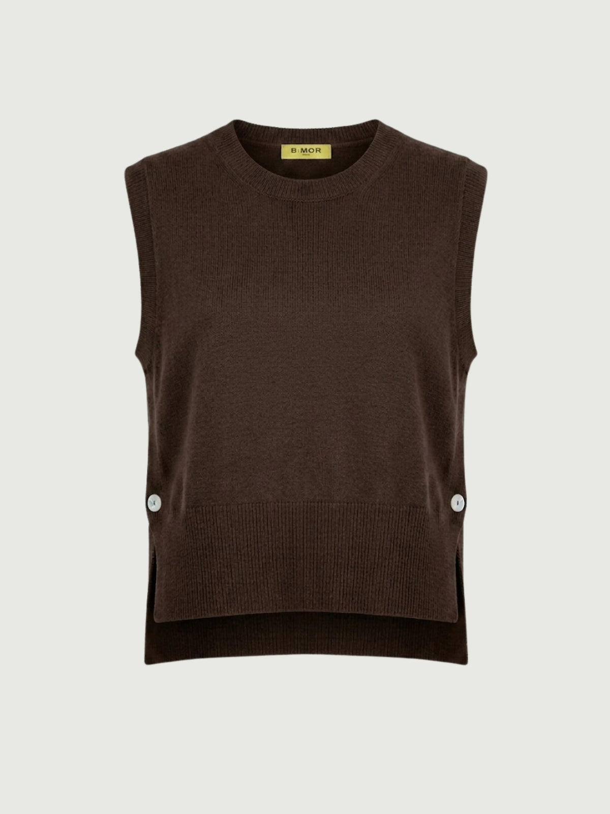 Vista frontale gilet smanicato marrone con aperture laterali chiuse da bottoni in madreperla