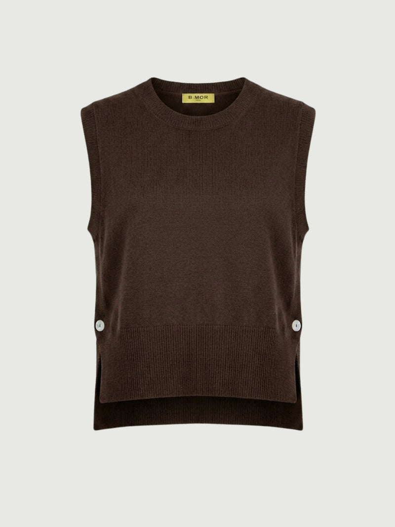 Vista frontale gilet smanicato marrone con aperture laterali chiuse da bottoni in madreperla