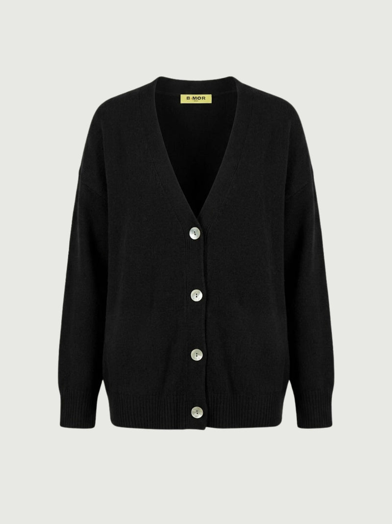 Vista frontale cardigan over nero, scollo a V, manica lunga con polsino a costine, chiusura con bottoni effetto madreperla