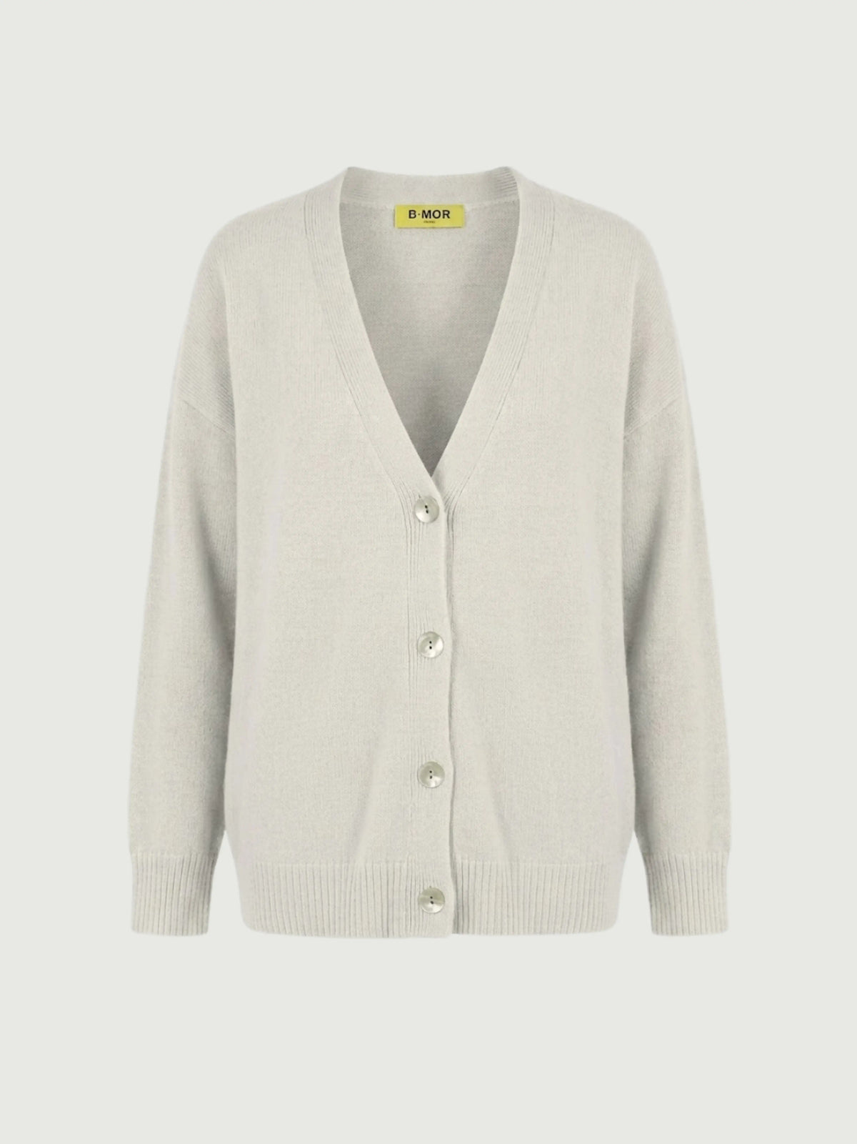 Vista frontale cardigan over bianco panna, scollo a V, manica lunga con polsino a costine, chiusura con bottoni effetto madreperla