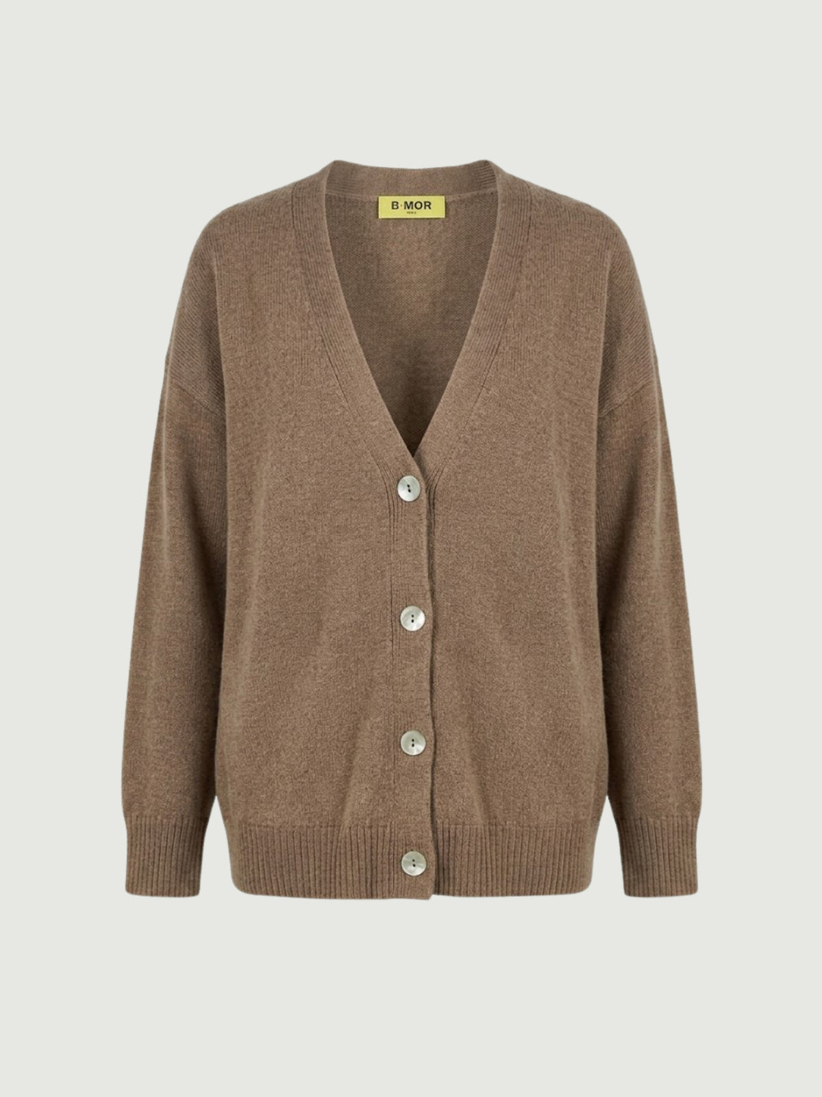 Vista frontale cardigan over nocciola, scollo a V, manica lunga con polsino a costine, chiusura con bottoni effetto madreperla