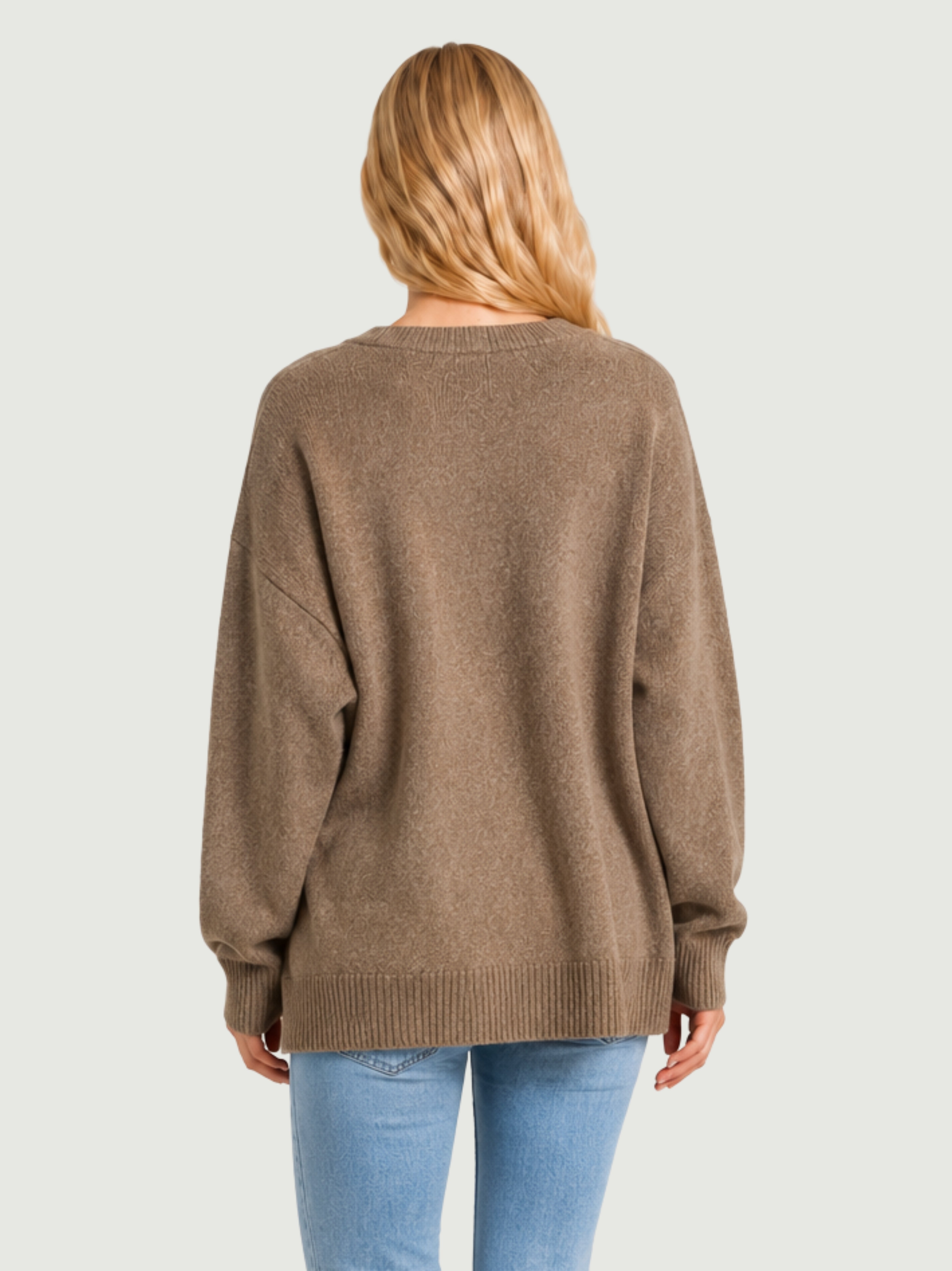 Vista posteriore modella indossa cardigan over nocciola, scollo a V, manica lunga con polsino a costine, chiusura con bottoni effetto madreperla