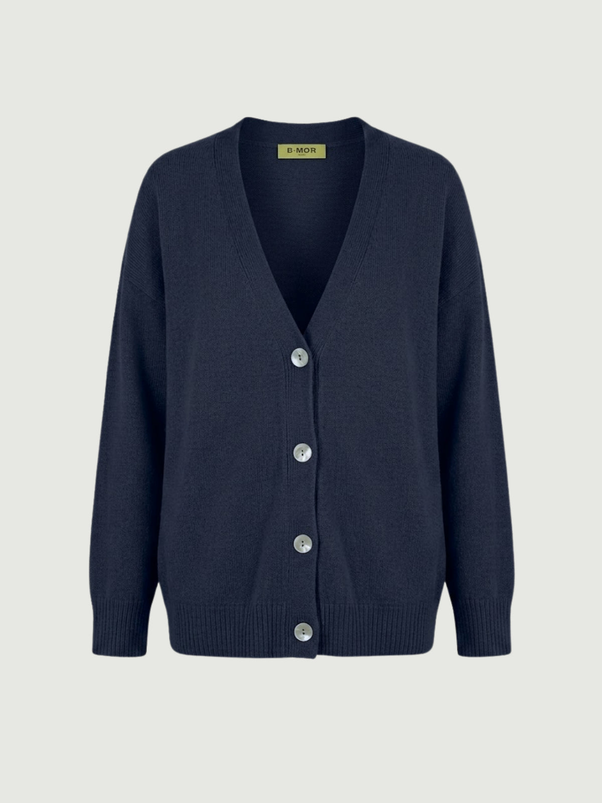 Vista frontale cardigan over blu scuro, scollo a V, manica lunga con polsino a costine, chiusura con bottoni effetto madreperla