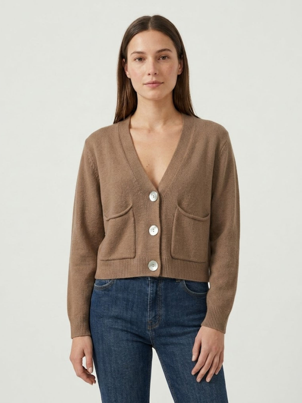 Modella indossa cardigan cropped nocciola con scollo a V, chiusura frontale con bottoni effetto madreperla, taschini applicati SOF - BiMOR