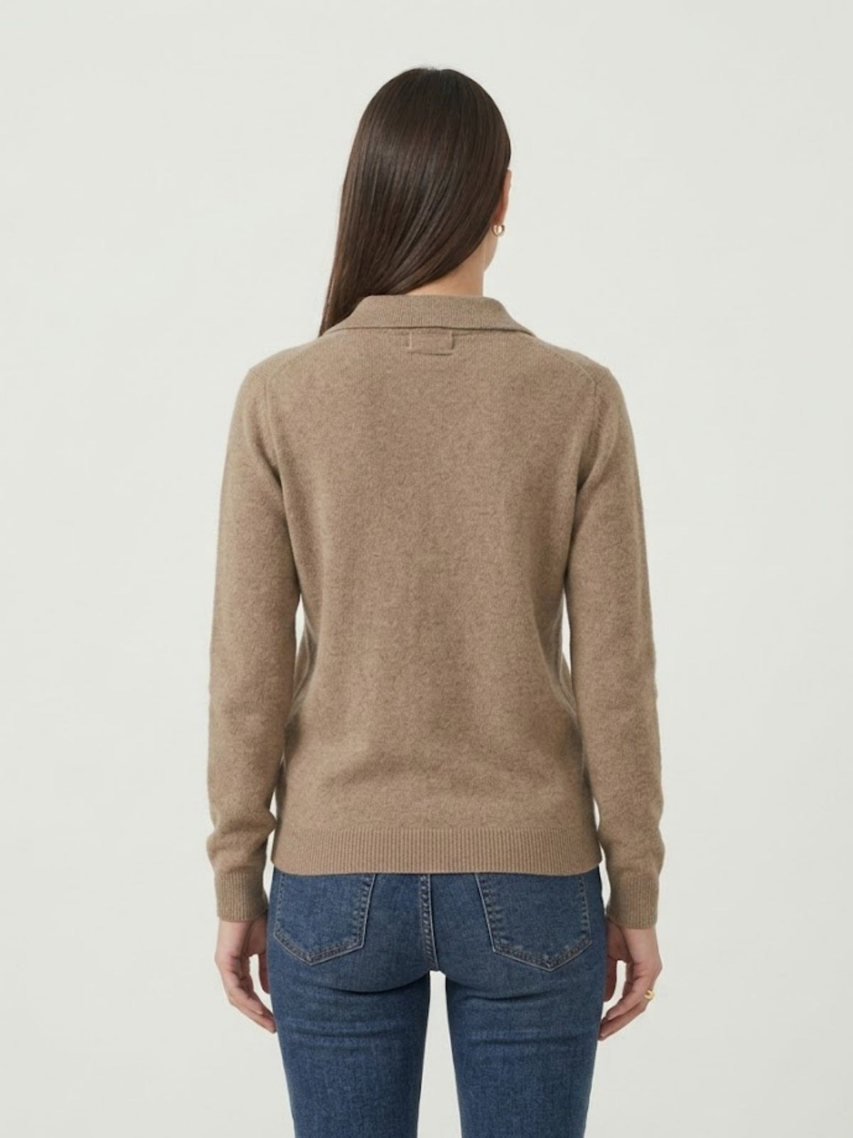 Vista posteriore modella indossa cardigan cropped nocciola con scollo a V, chiusura frontale con bottoni effetto madreperla, taschini applicati