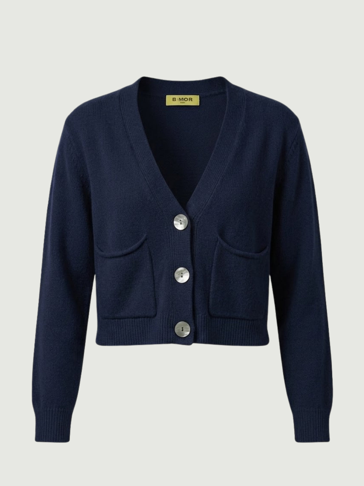 Vista frontale cardigan cropped blu scuro con scollo a V, chiusura frontale con bottoni effetto madreperla, taschini applicati