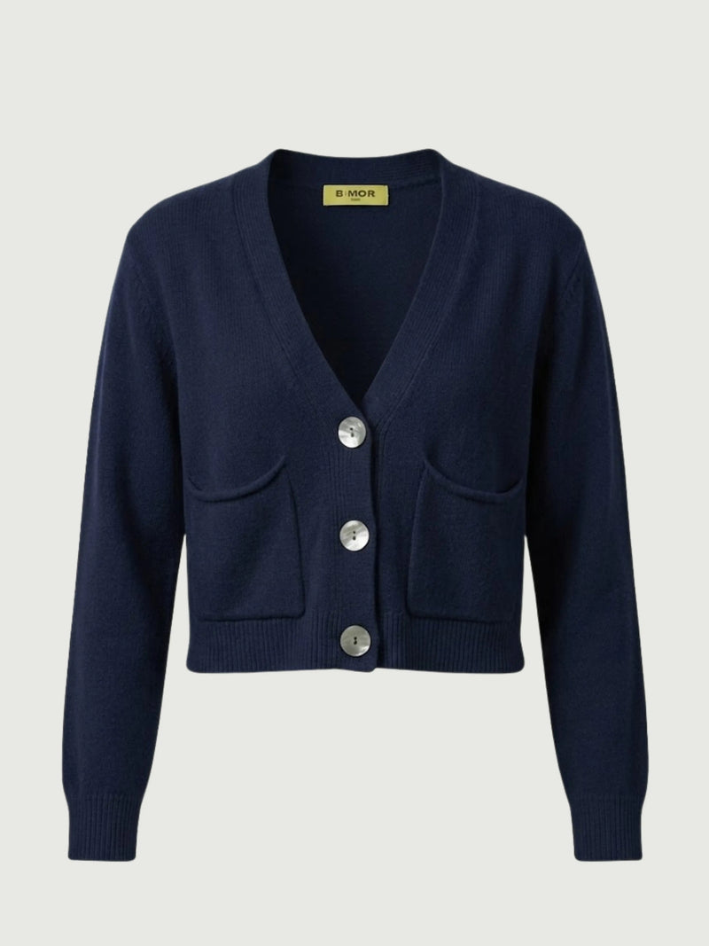 Vista frontale cardigan cropped blu scuro con scollo a V, chiusura frontale con bottoni effetto madreperla, taschini applicati