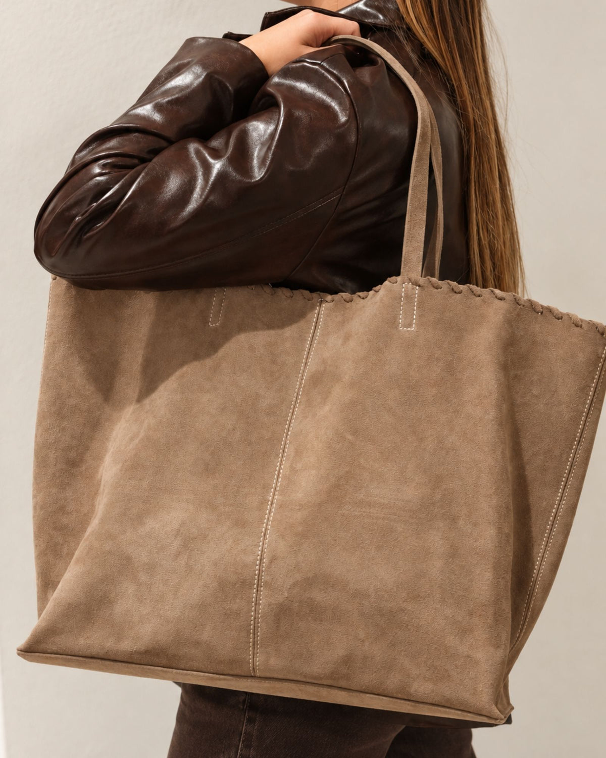 SOFTIE | MUD - shopper extra large in camoscio taupe portata a spalla