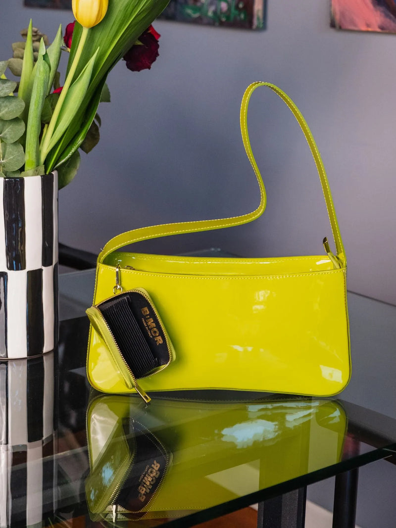 borsa a spalla in vernice giallo lime appoggiata