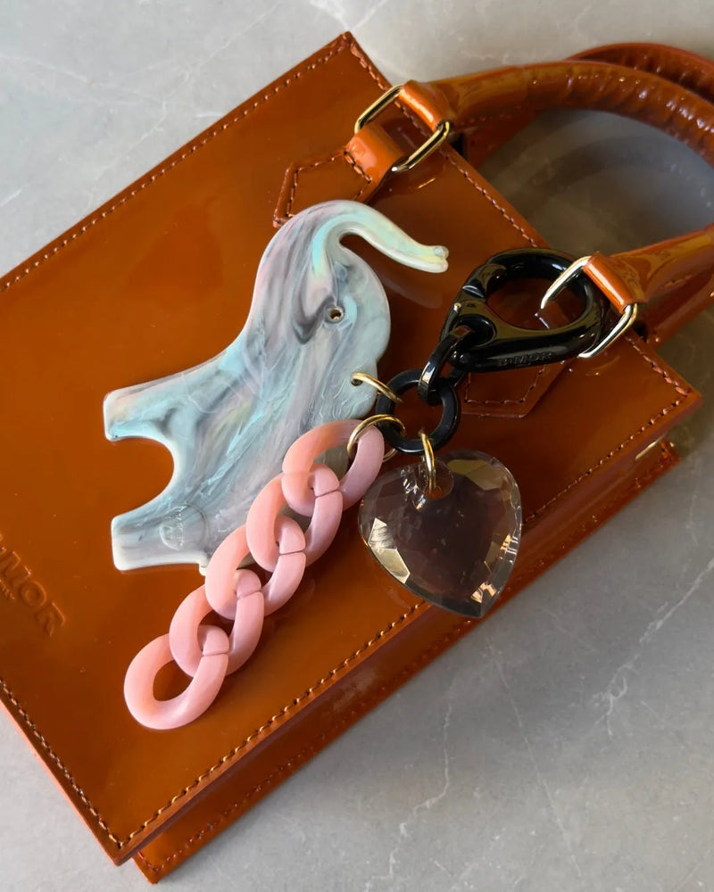 portachiavi in resina elefante azzurro marmorizzato catena rosa e cuore grigio appeso