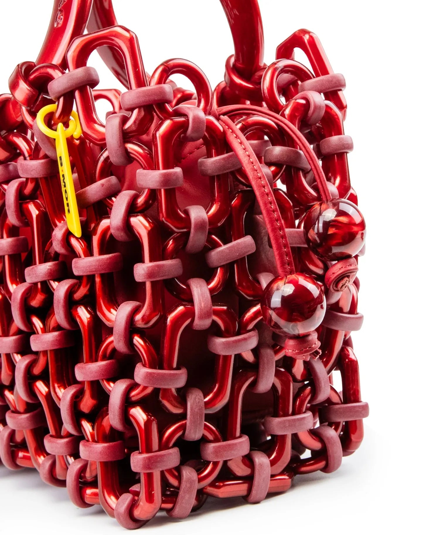 vista laterale borsa a mano in resina rosso metallizzato