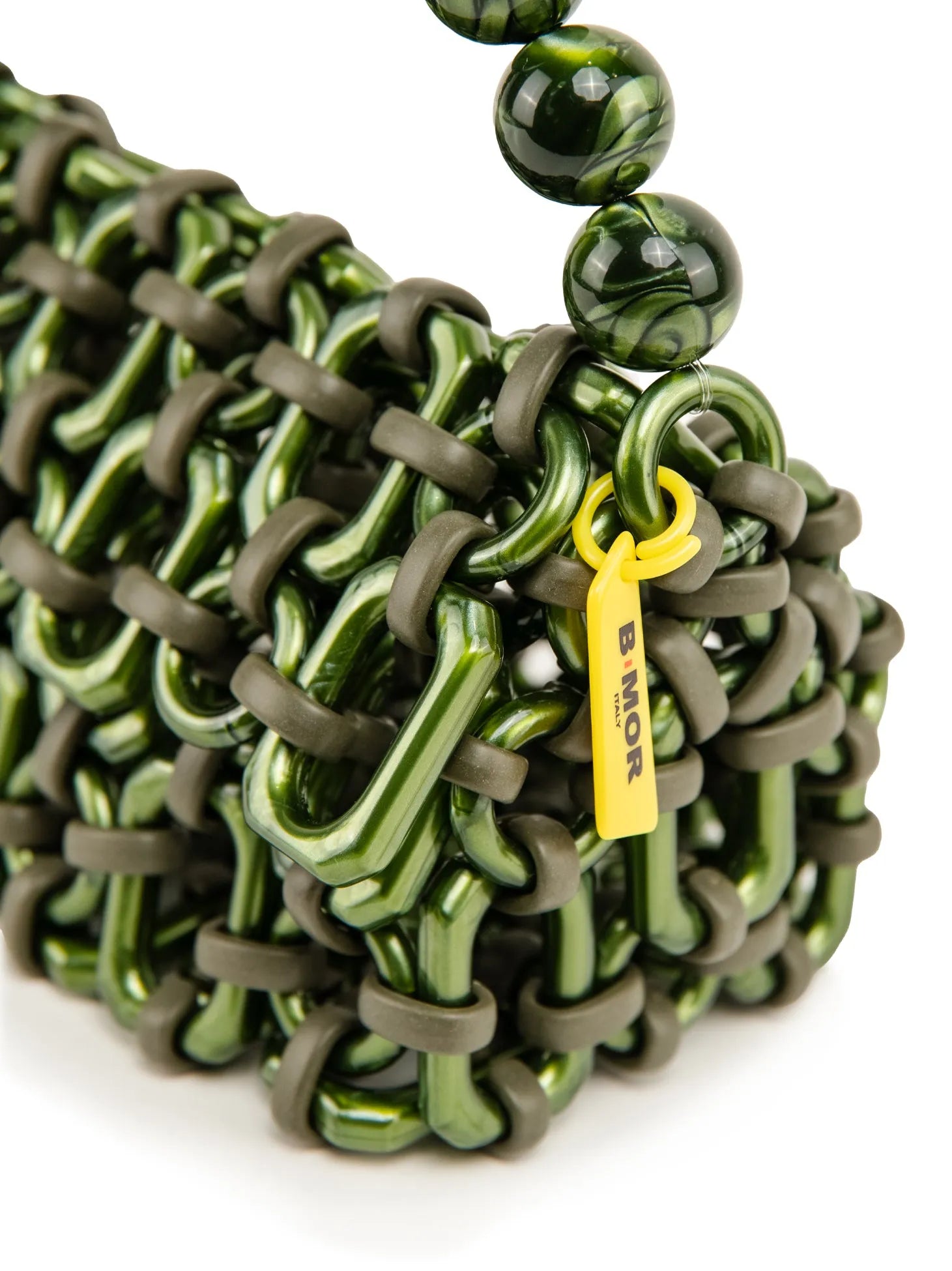 dettaglio placchetta borsa a mano in resina verde metallizzato