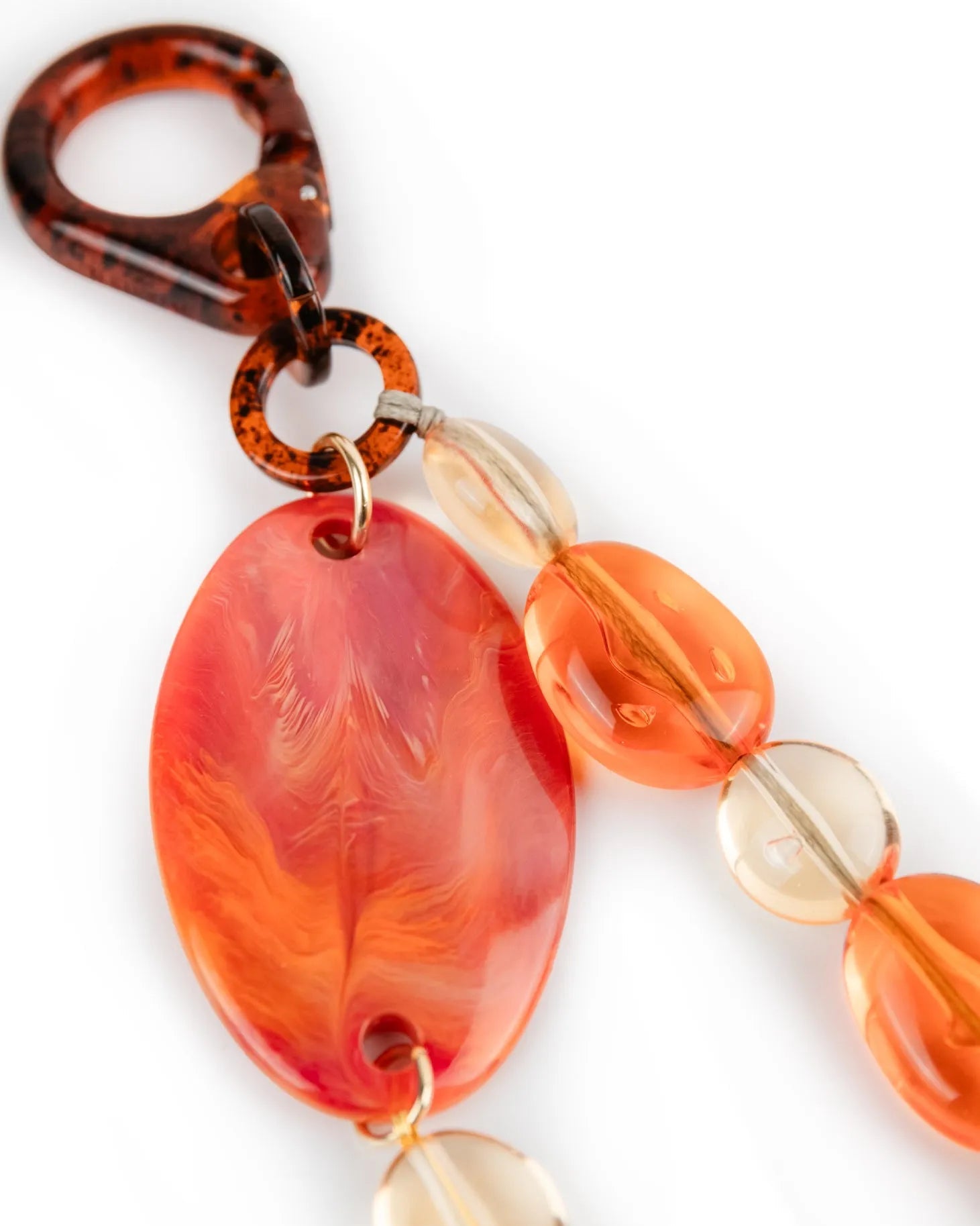 dettaglio portachiavi perle ovali in resina multicolore arancione con moschettone tartarugato