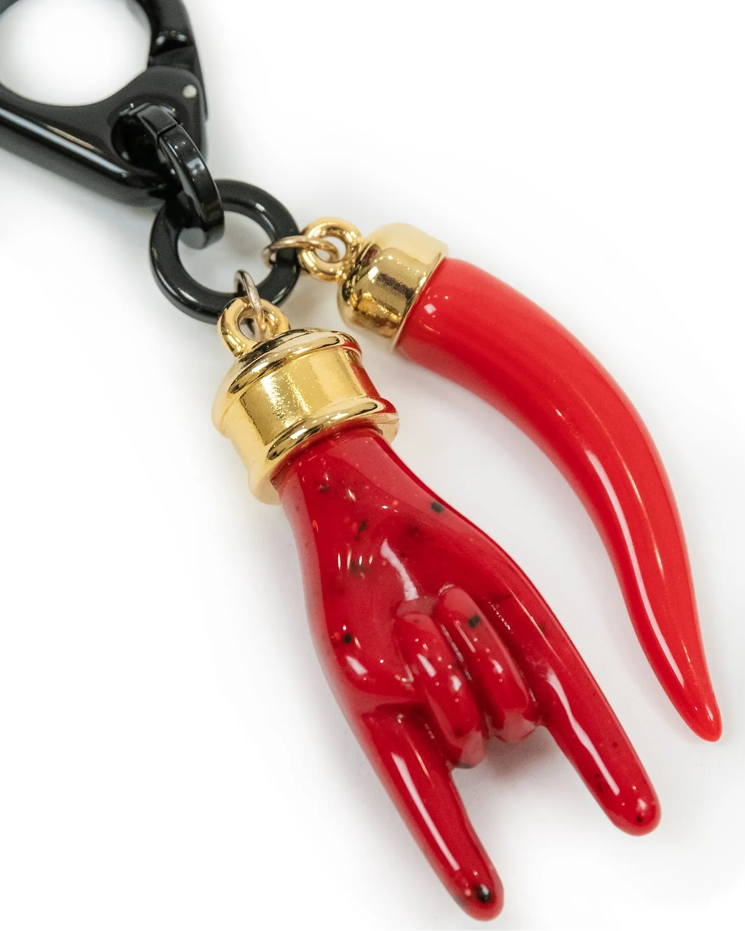 dettaglio portachiavi portafortuna corna e peperoncino in resina rossa