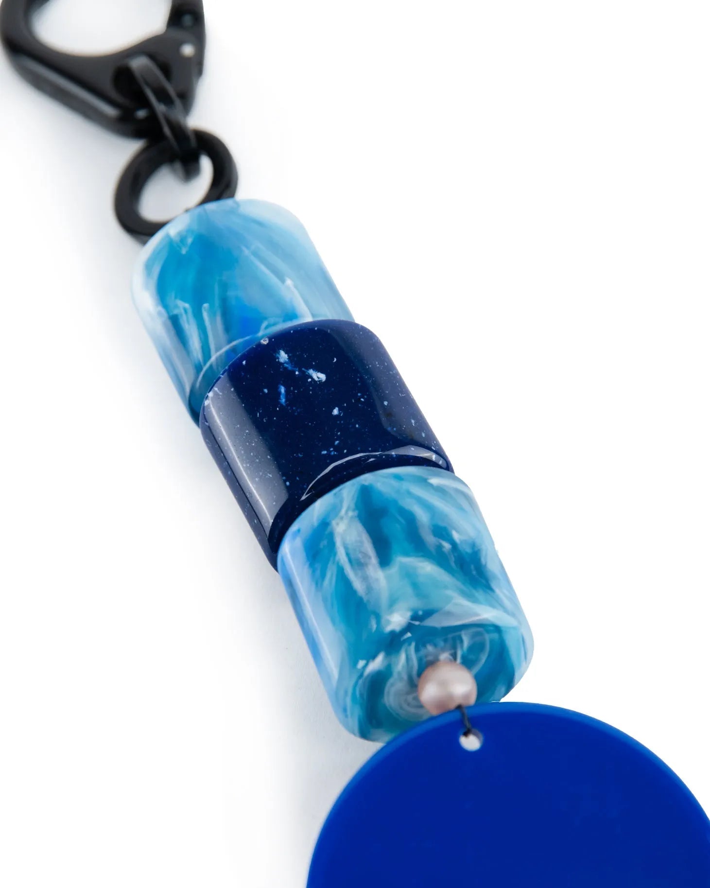 dettaglio portachiavi in resina perline bluette
