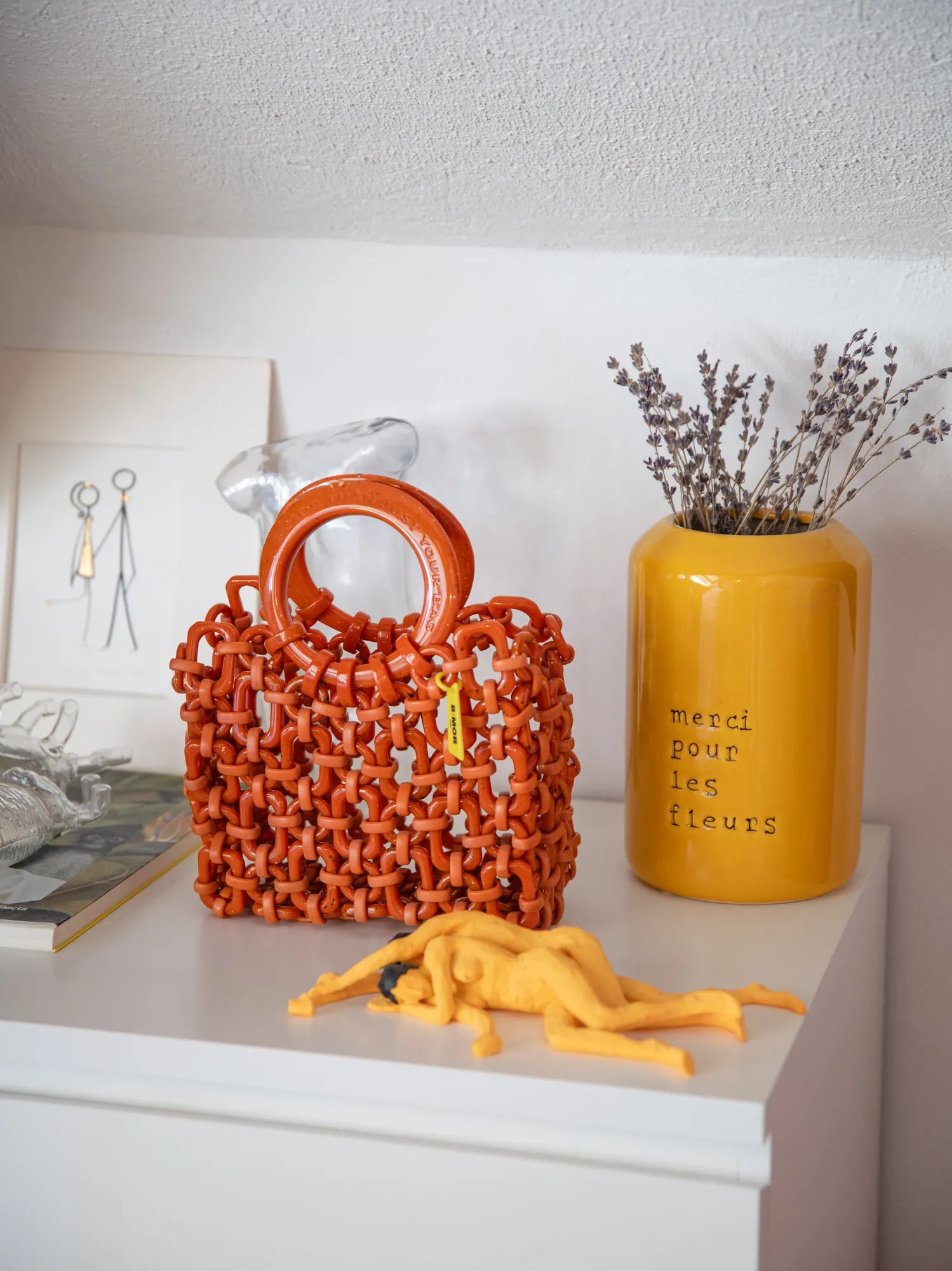 borsa a mano in resina mattone appoggiata
