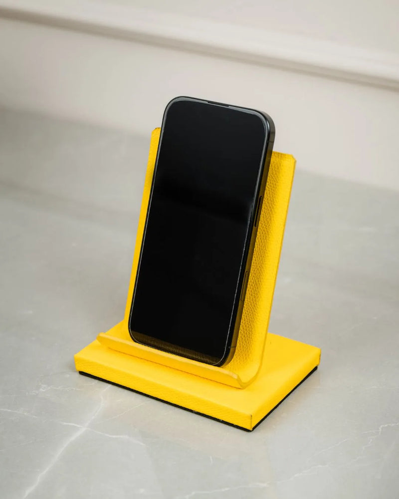 porta cellulare in pelle giallo con cellulare