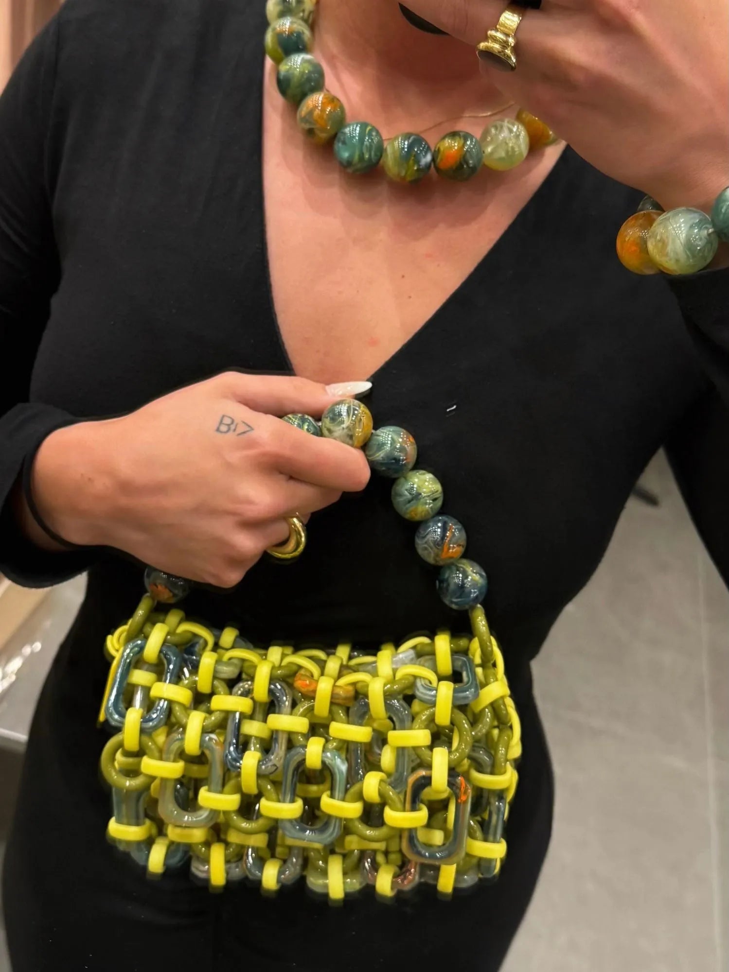 B indossa borsa a mano in resina multicolore lime, verde e arancione e BUBBLE NECKLACE E BUBBLE BRACELET