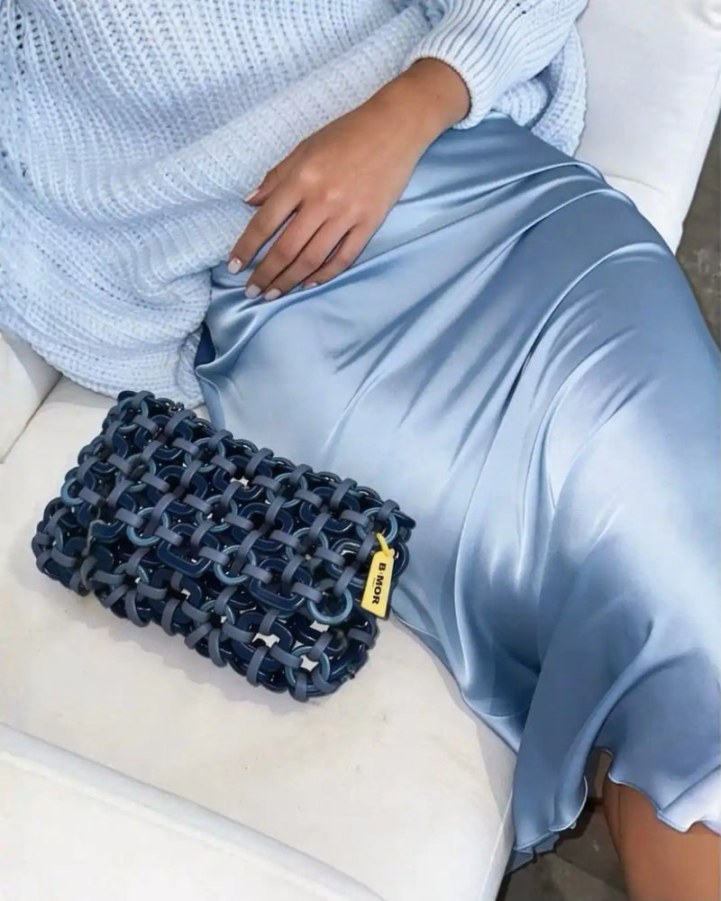modella indossa borsa a mano in resina bluette
