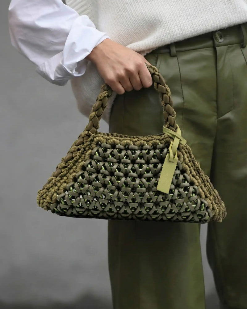 modella indossa borsa a mano in resina, pelle e cotone verde militare