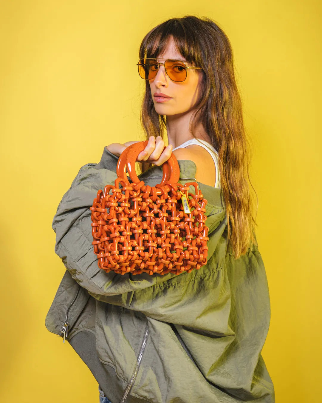 modella indossa borsa a mano in resina mattone