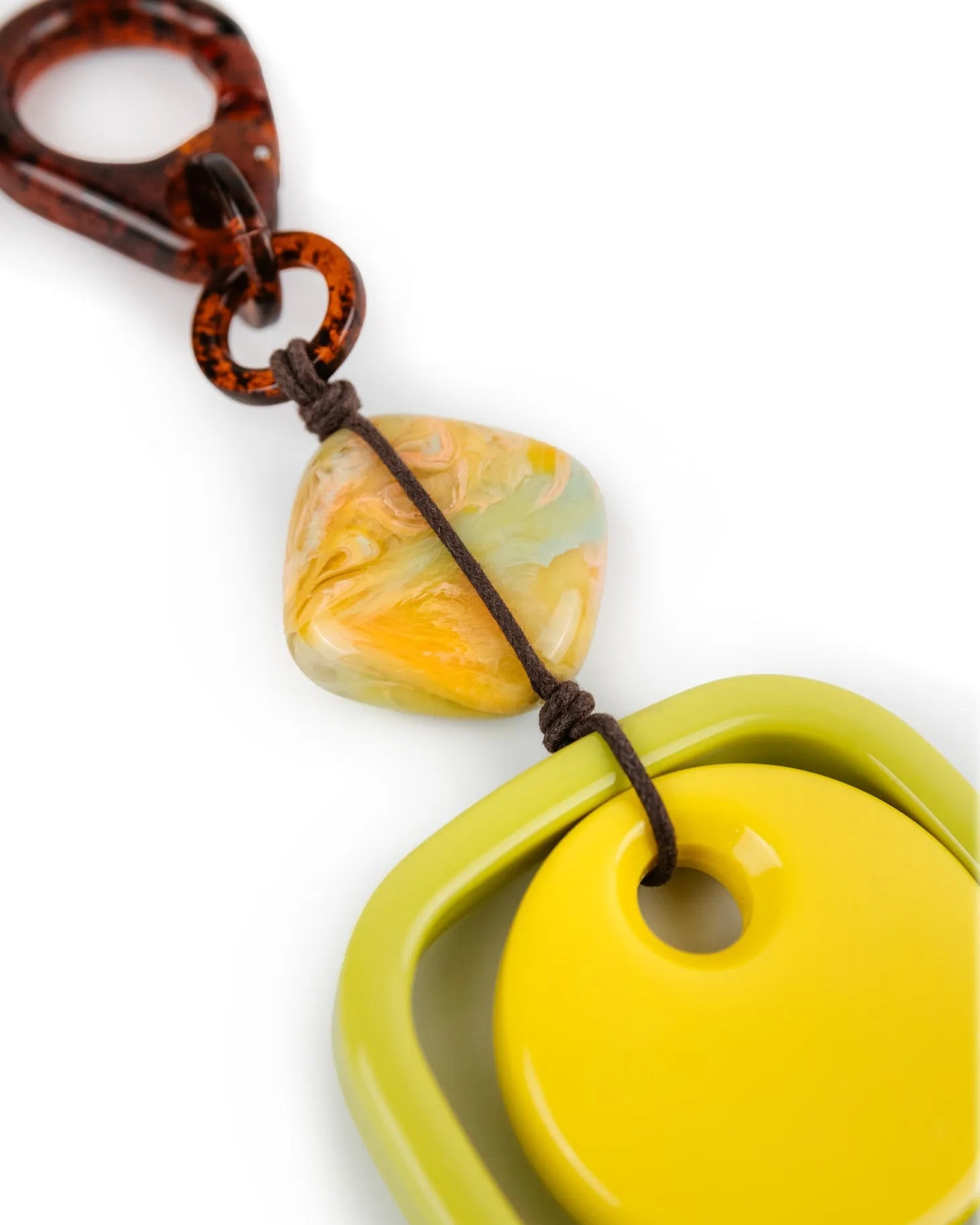 dettaglio portachiavi in resina giallo multicolore moschettone tartarugato