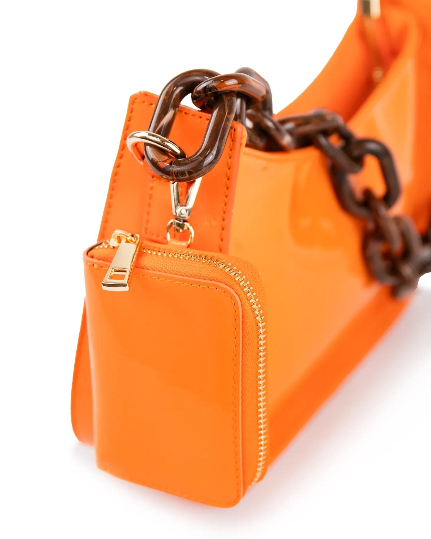portafoglio in vernice arancione con moschettone attaccato alla borsa