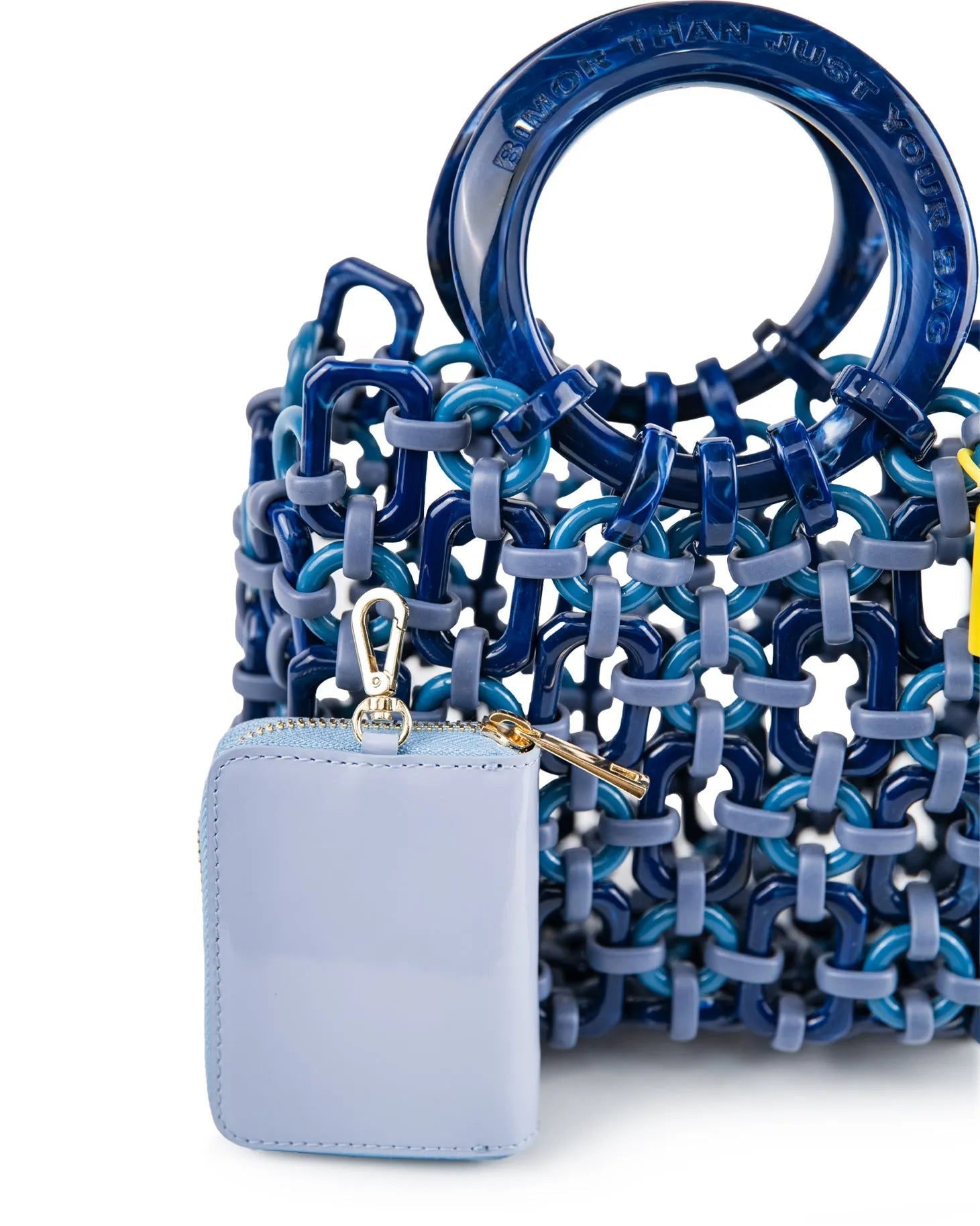 portafoglio in vernice azzurro con moschettone accostato a borsa BiMOR