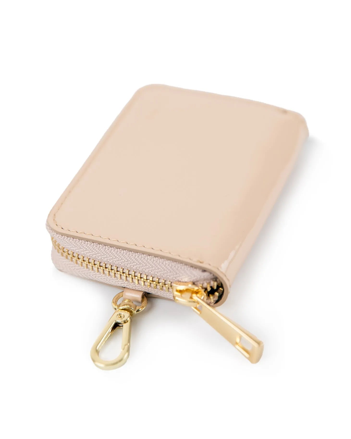 dettaglio portafoglio in vernice beige con moschettone