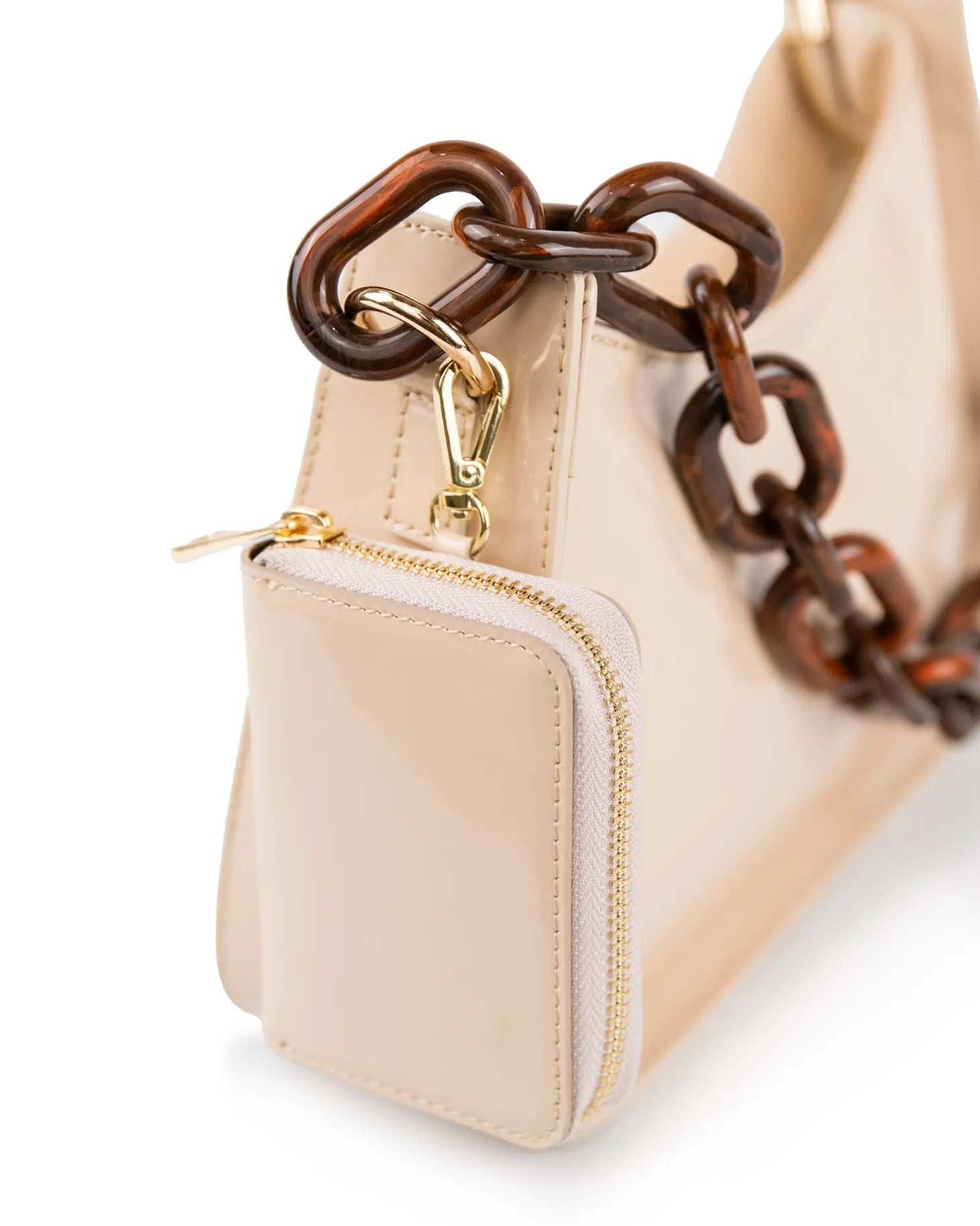portafoglio in vernice beige con moschettone attaccato alla borsa