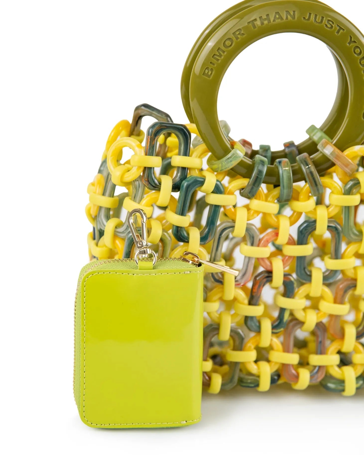 portafoglio in vernice verde lime con moschettone accostato a borsa BiMOR