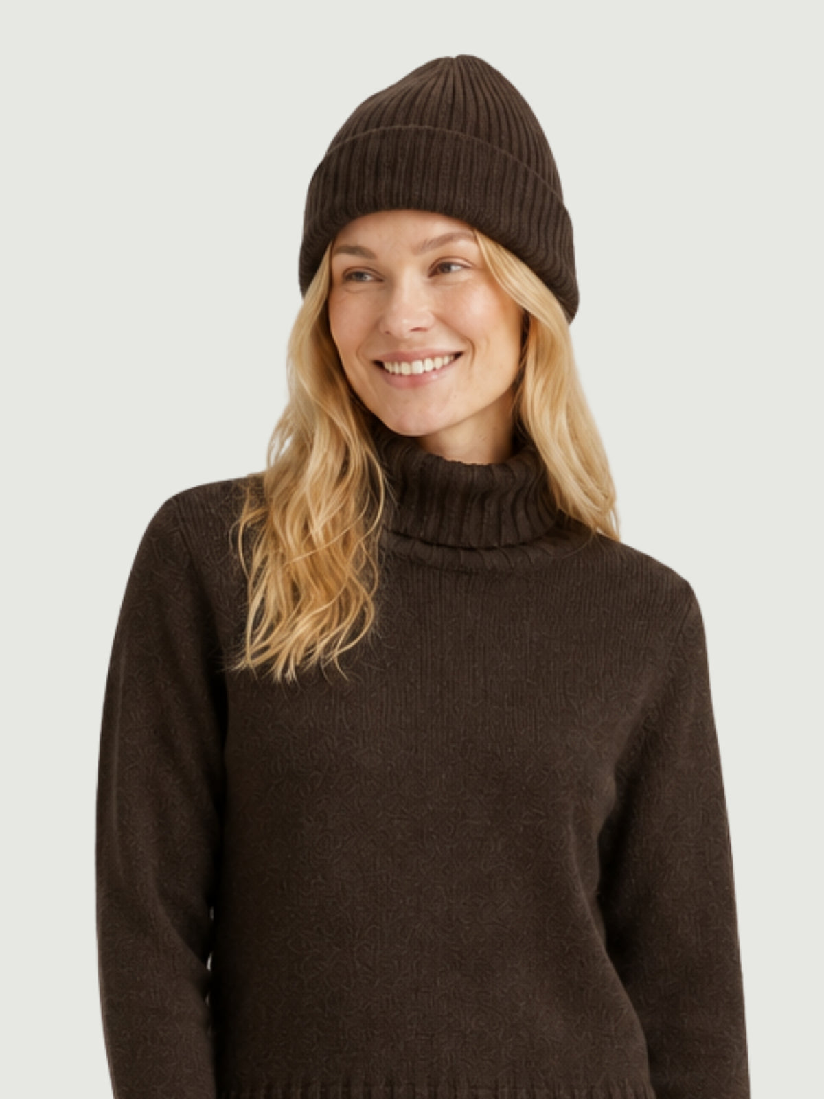 Modella indossa berretto beanie marrone a coste verticali, risvolto alto e calotta arrotondata CHIA | BiMOR
