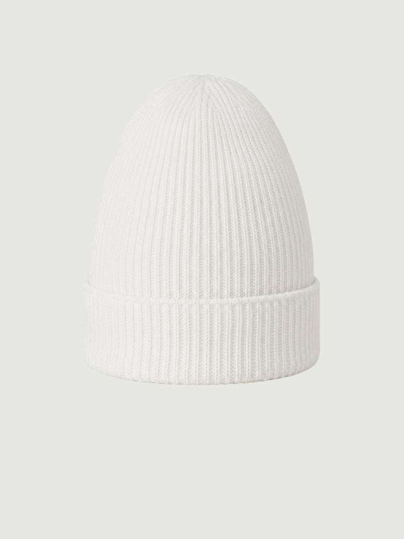 Vista frontale berretto beanie bianco a coste verticali, risvolto alto e calotta arrotondata