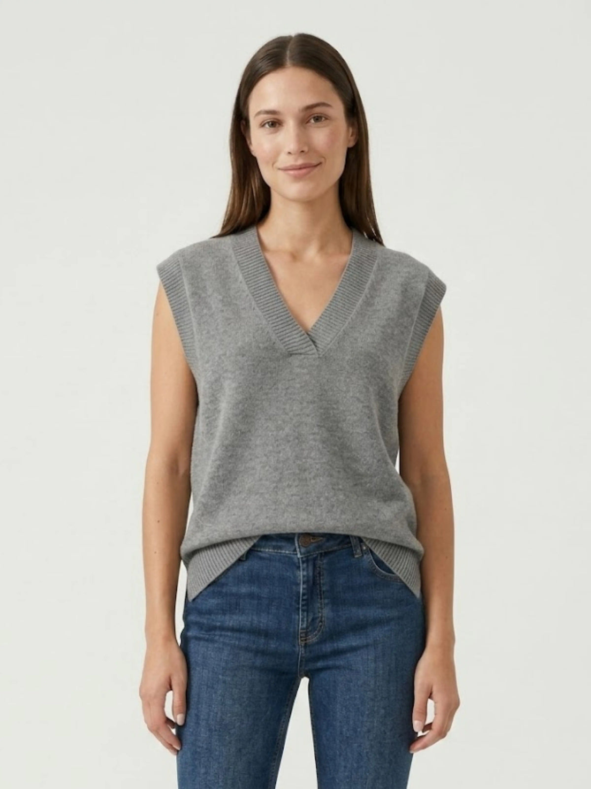 Modella indossa gilet over color carbone con scollo a V taglio asimmetrico SABRI - BiMOR