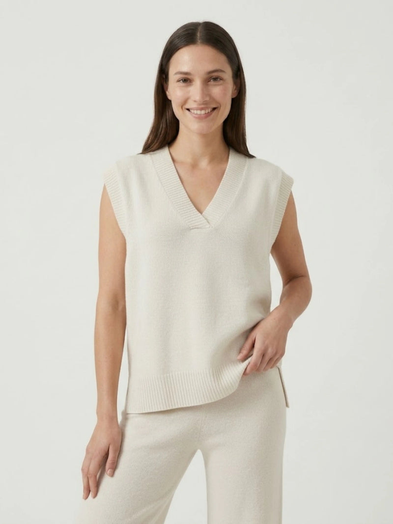 Modella indossa gilet over color panna con scollo a V taglio asimmetrico SABRI - BiMOR