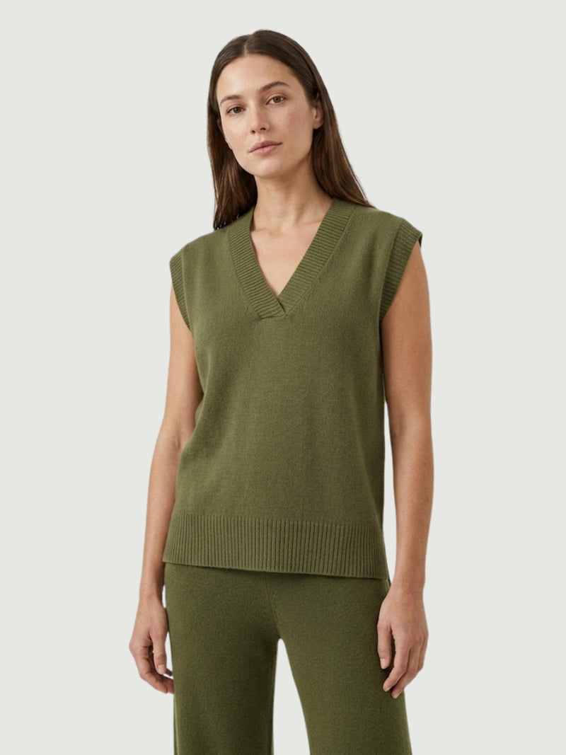 Modella indossa gilet over color oliva con scollo a V taglio asimmetrico SABRI - BiMOR