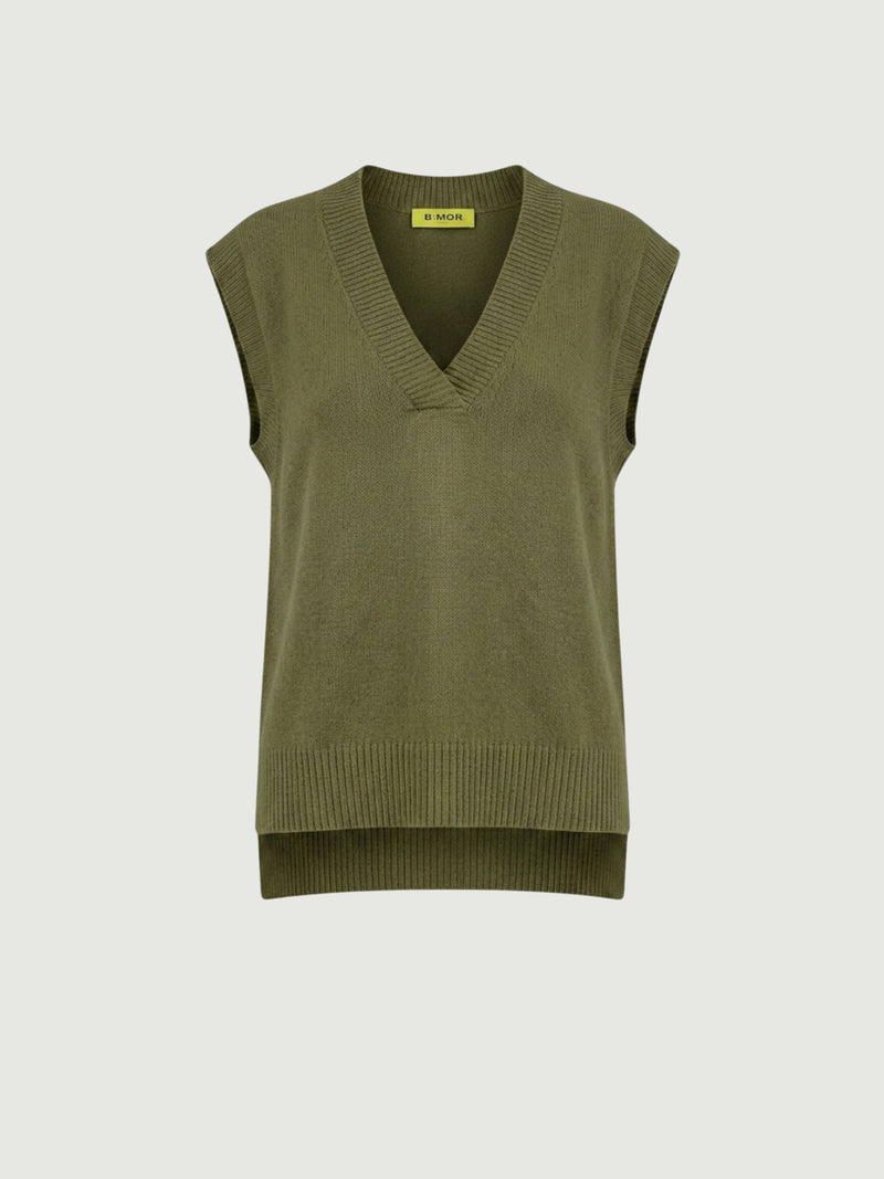 Vista frontale gilet over color oliva con scollo a V taglio asimmetrico